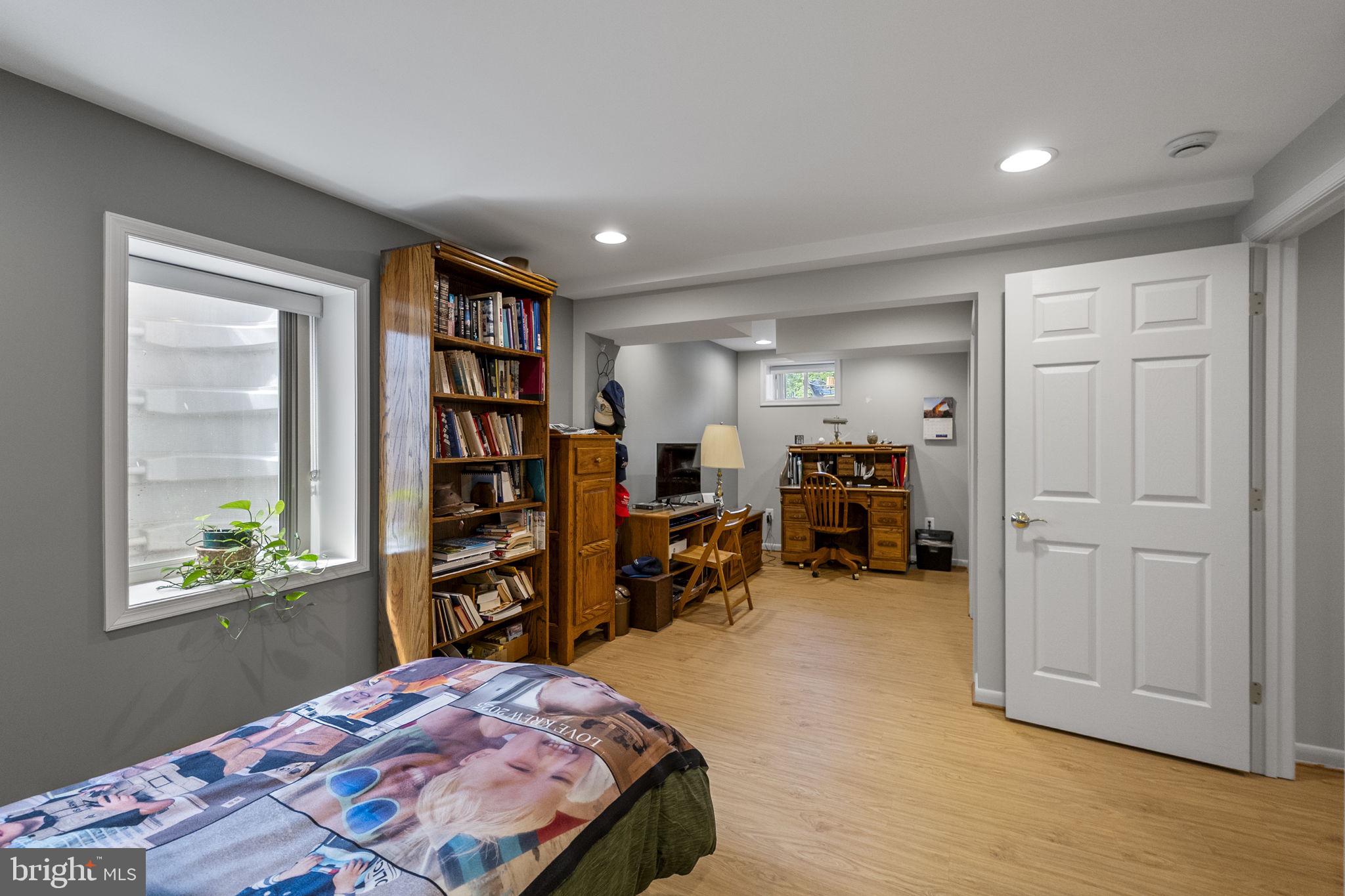 WILLIAMSBURG VILLAGE - Residential