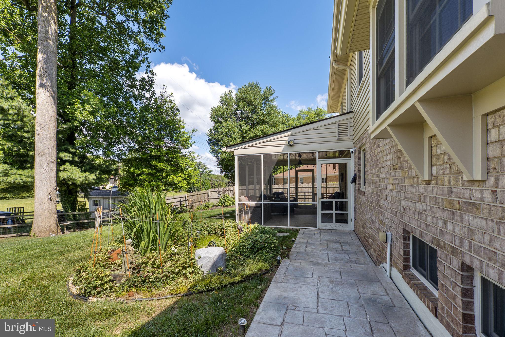 WILLIAMSBURG VILLAGE - Residential