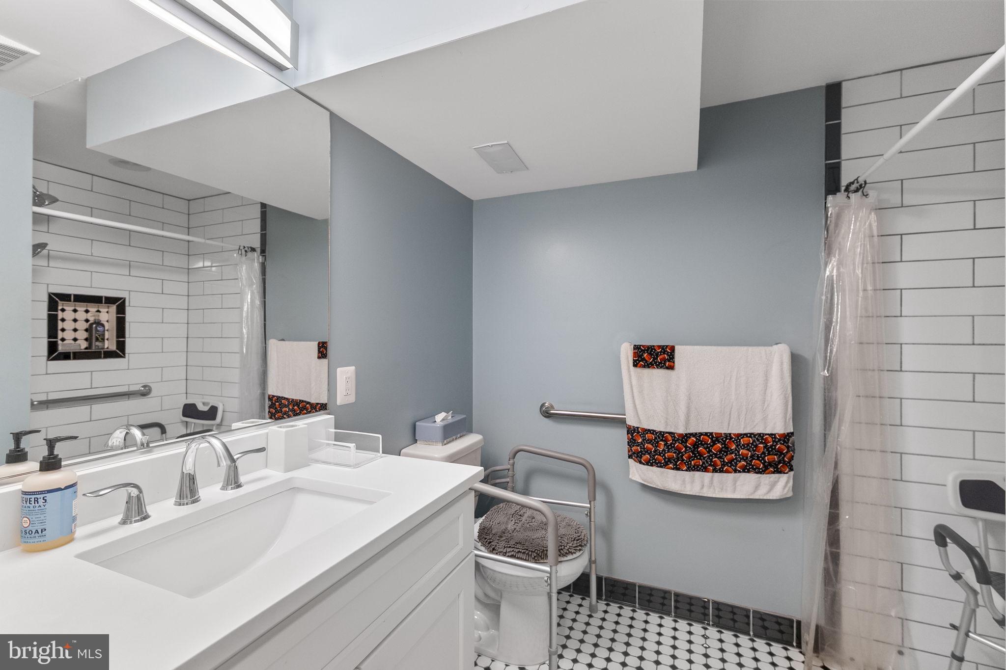 WILLIAMSBURG VILLAGE - Residential