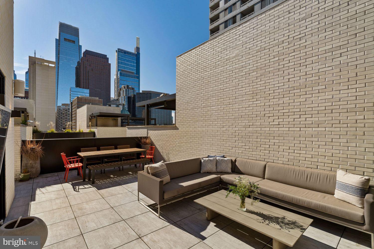 LOGAN SQUARE - Residential