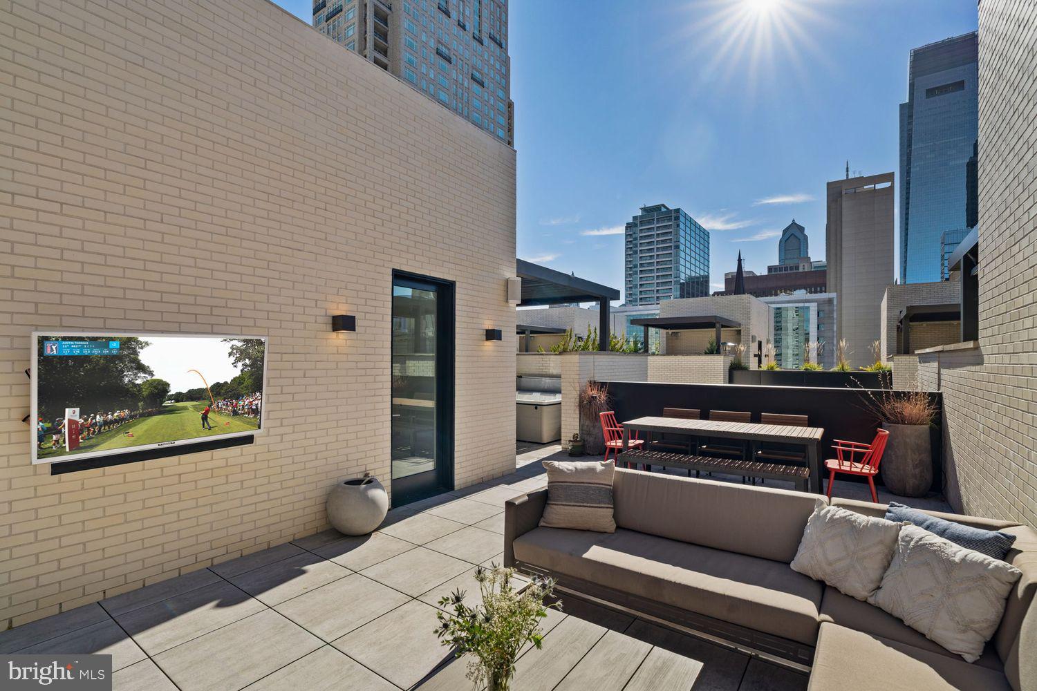 LOGAN SQUARE - Residential
