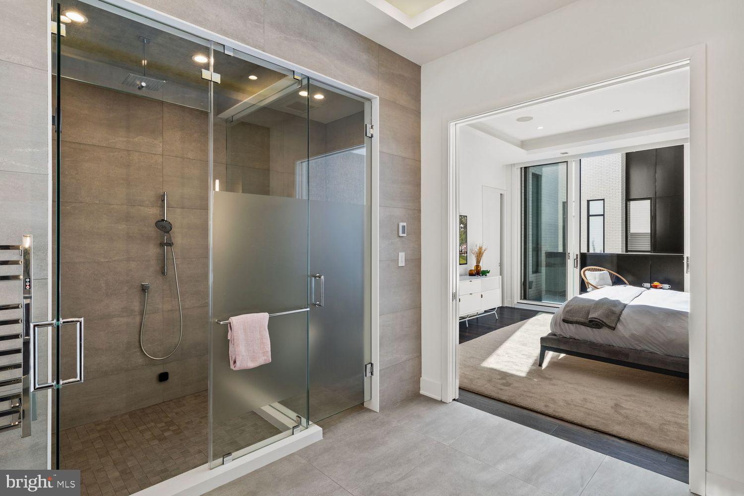 LOGAN SQUARE - Residential