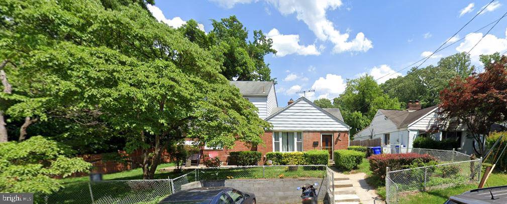 MONTGOMERY KNOLLS - Residential