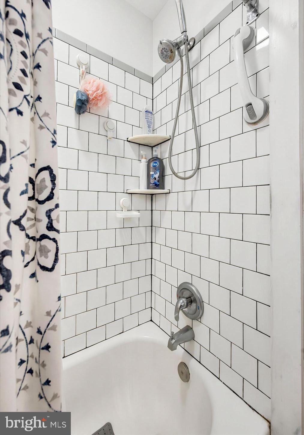 LARCHMONT SQ - Residential
