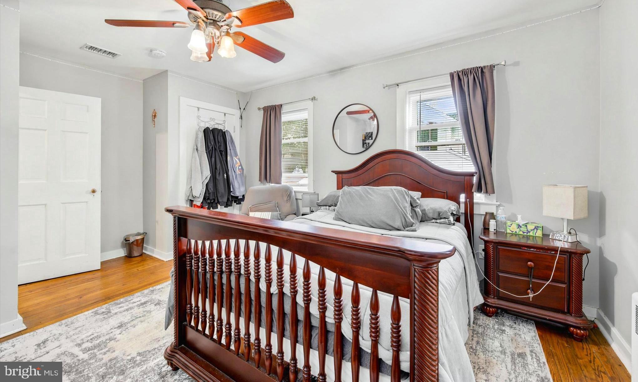 LARCHMONT SQ - Residential
