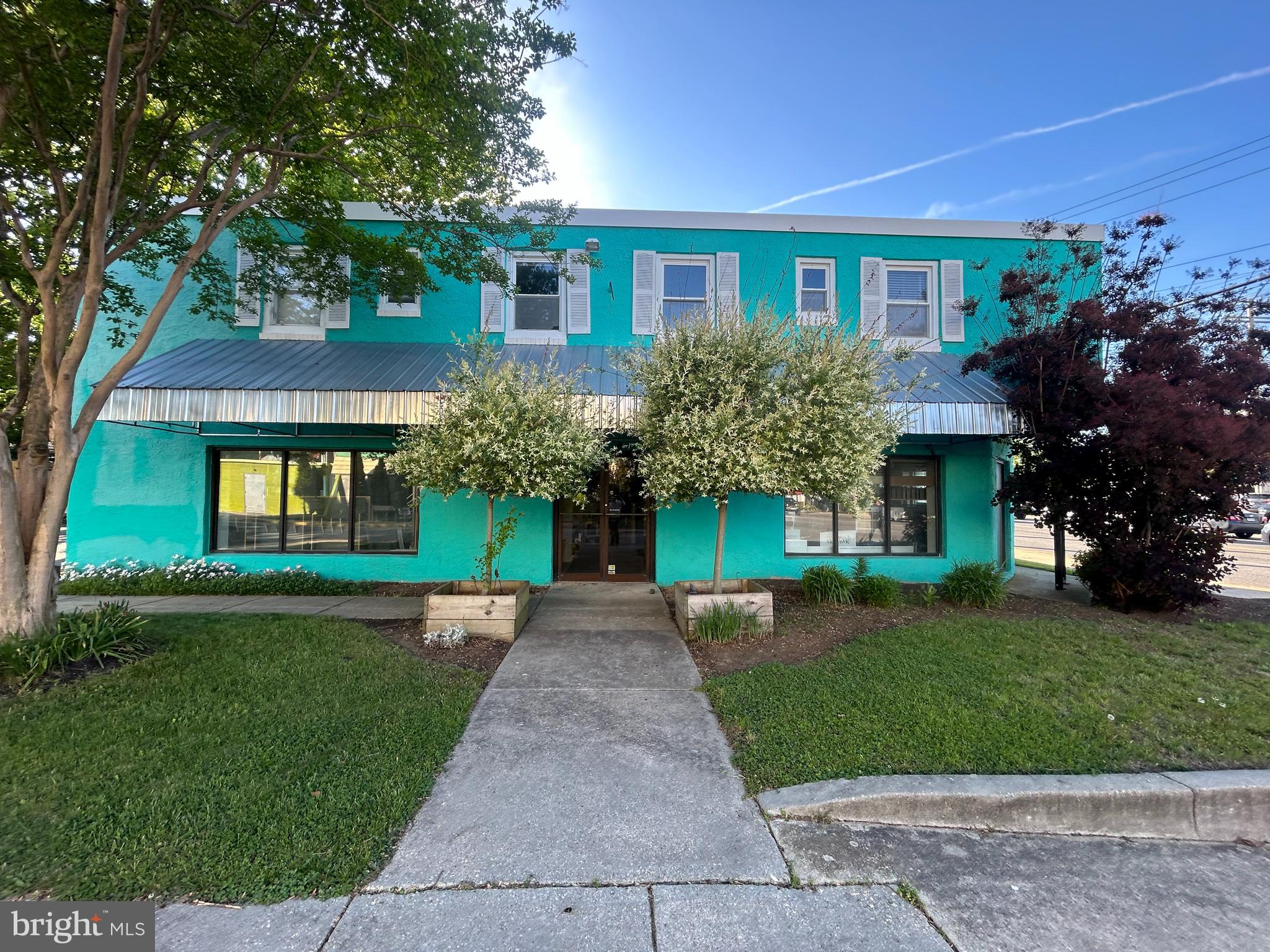 Rare opportunity to own a 3,520 sq ft mixed-use building in one of Annapolis's most visible and high-traffic corridors. Zoned BCE, this vacant property offers immediate occupancy with flexible commercial use — ideal for an owner-user looking to establish or relocate a business, or an investor repositioning for long-term income.
The building is move-in ready with room to update and customize to your vision. BCE zoning opens the door to a wide range of permitted uses, giving a new owner maximum flexibility in how they put this asset to work.
West Street is Annapolis's primary commercial artery — connecting Route 50 to the Historic District — with consistent daily traffic counts and strong surrounding retail, dining, and professional services. Properties at this address don't sit long.