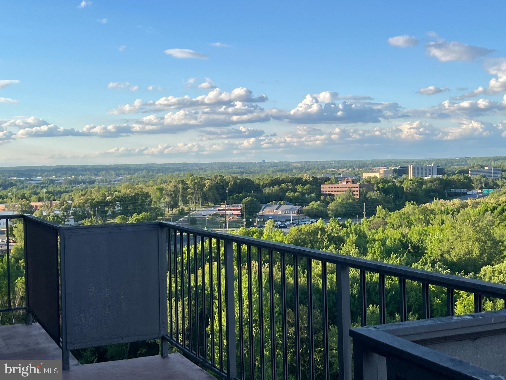 Located in tallest floor of building, this unit will be a "must see and stay" home to be! Enjoy over tree sightseeing, no noise ceiling, quiet and peaceful lifestyle in the cozy, warm and full of relaxation in this unit.
Community laundry & washer at each floor.