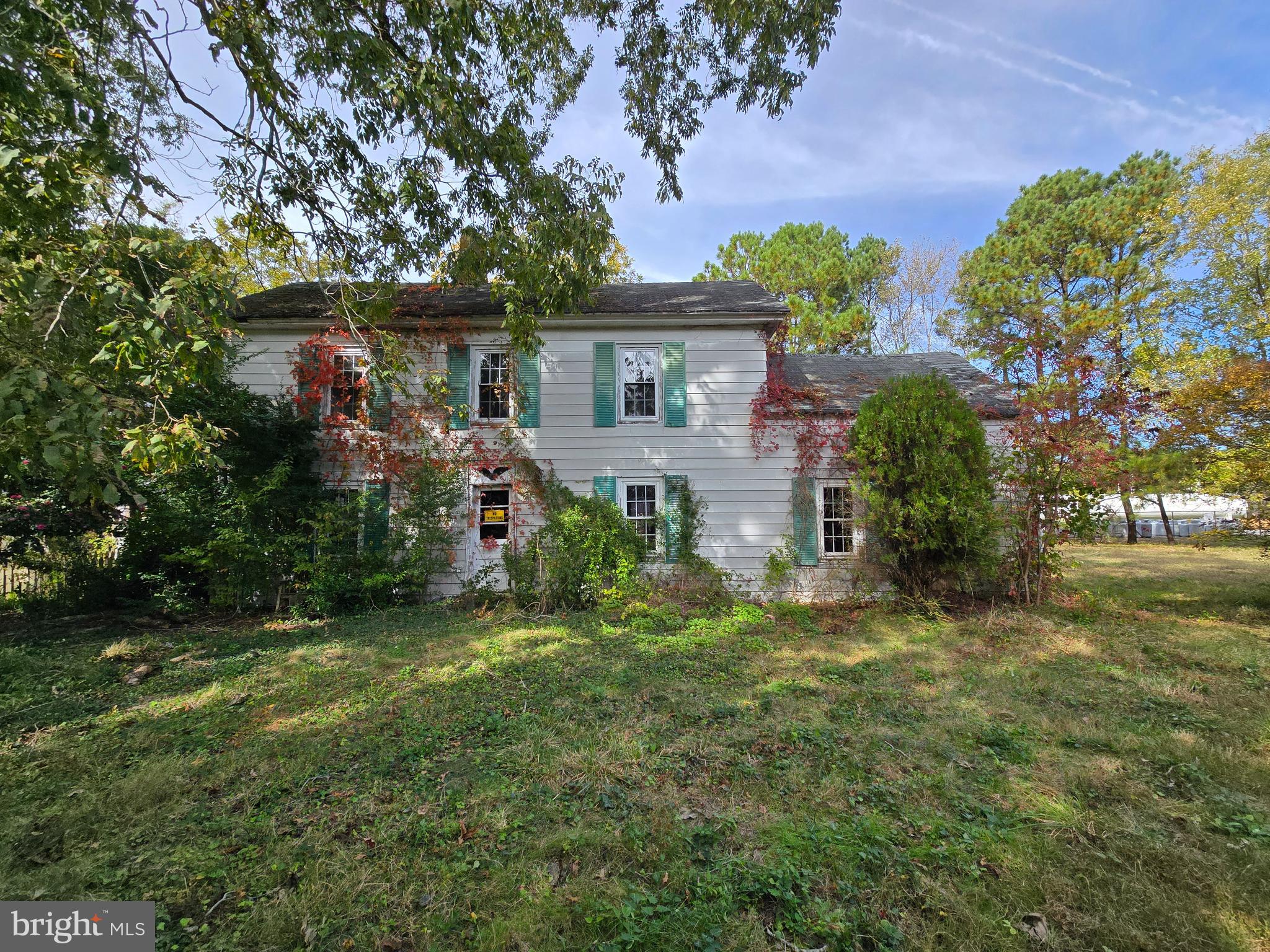 Opportunity knocks with this 3-bedroom, 1-bath single detached.  The home requires extensive repairs and updates throughout. Situated on a sizeable lot in a country sitting. With no city taxes! Perfect for investors, builders, or anyone looking for a major project in a prime location.