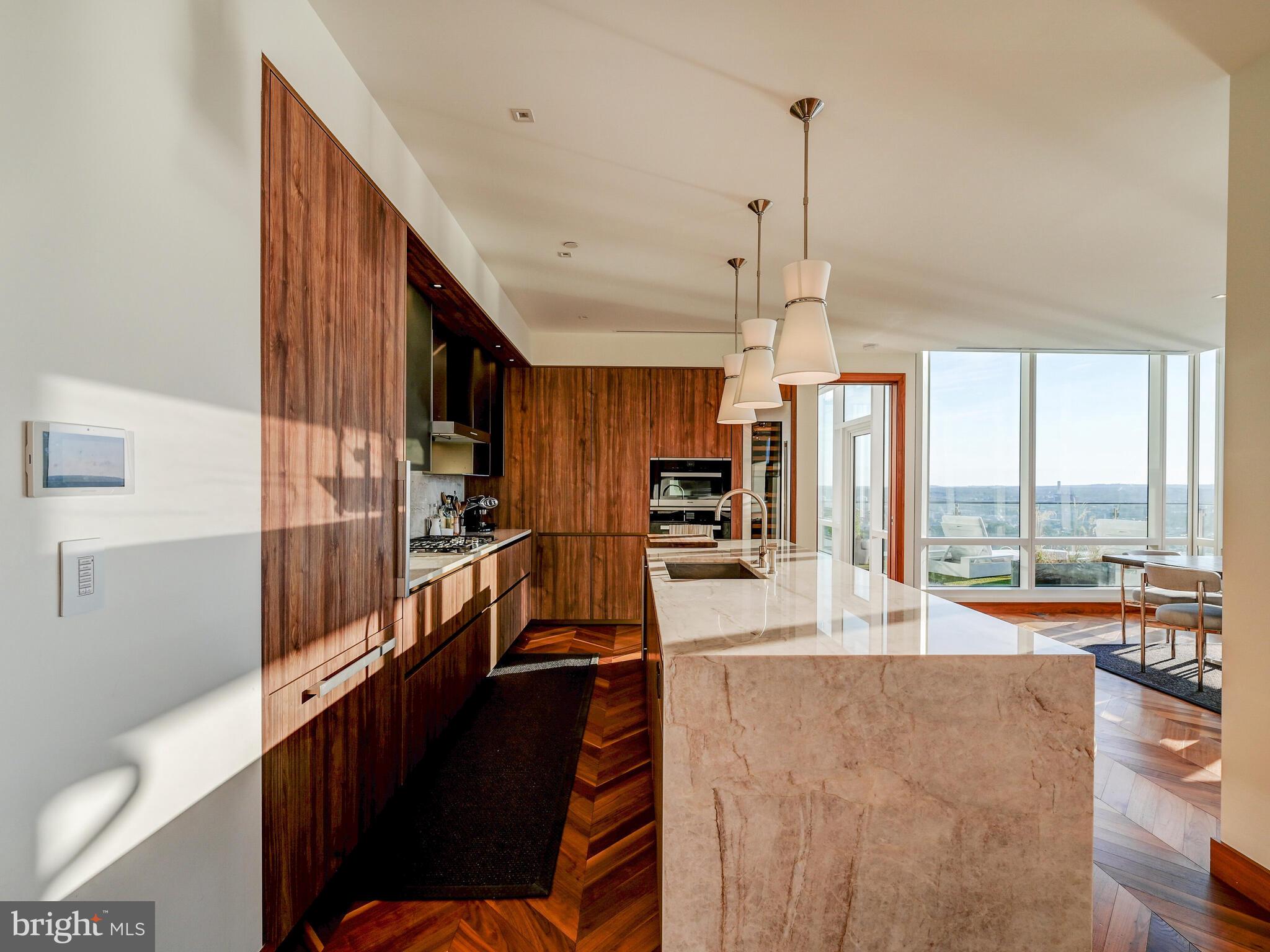 FOUR SEASONS PRIVATE RESIDENCES - Residential