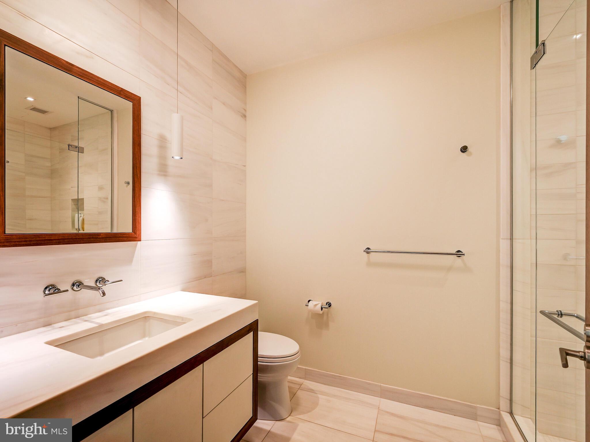 FOUR SEASONS PRIVATE RESIDENCES - Residential