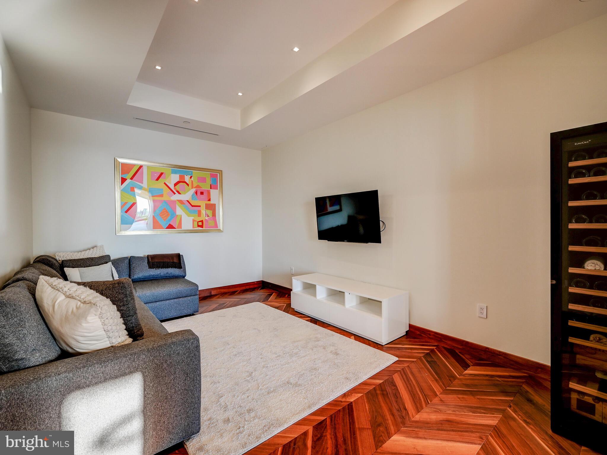 FOUR SEASONS PRIVATE RESIDENCES - Residential
