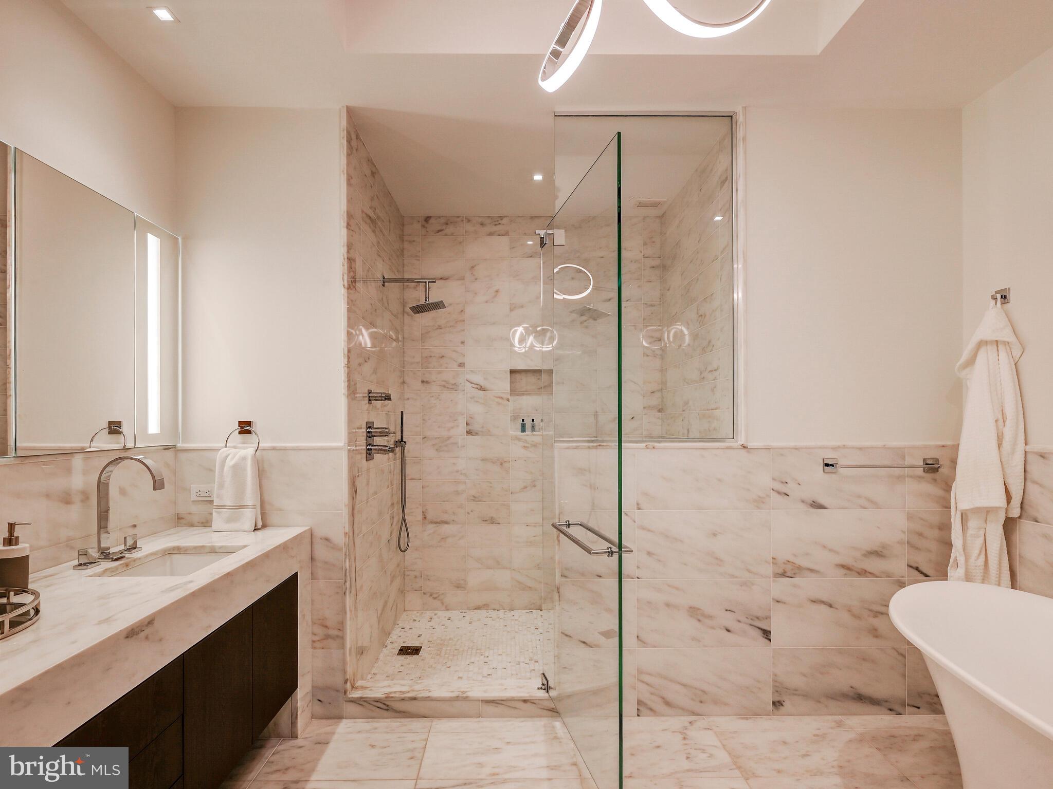 FOUR SEASONS PRIVATE RESIDENCES - Residential