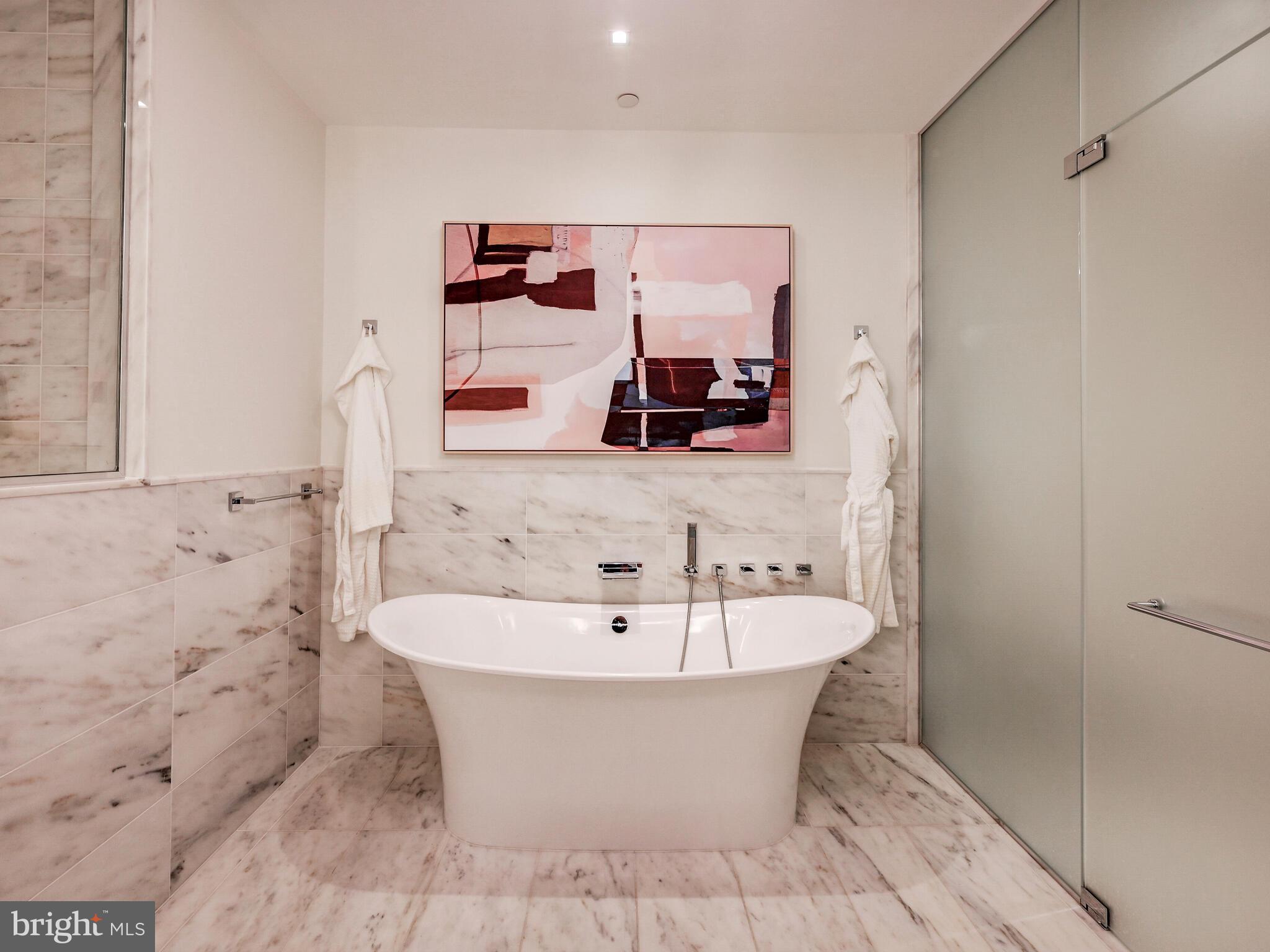 FOUR SEASONS PRIVATE RESIDENCES - Residential