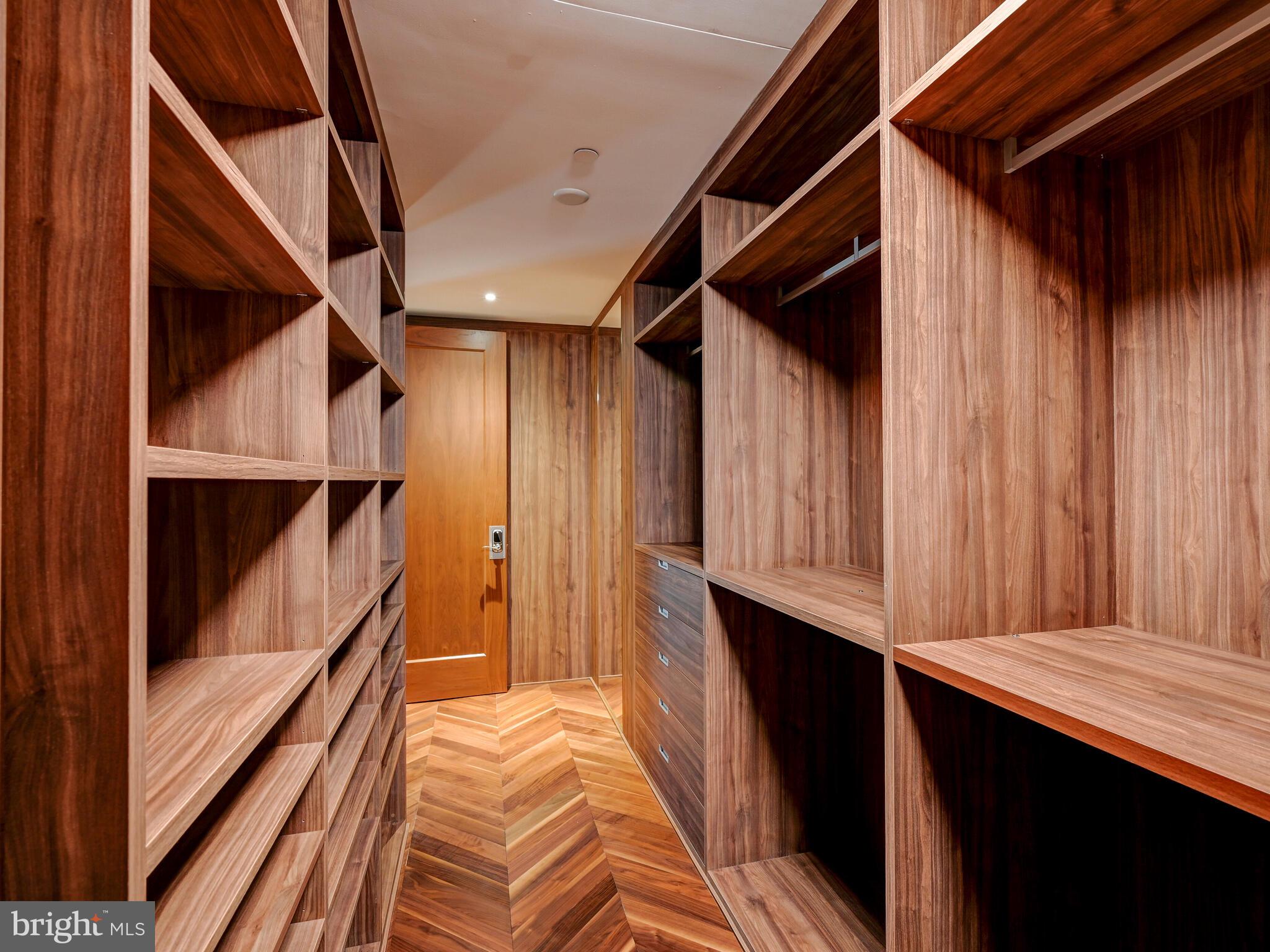 FOUR SEASONS PRIVATE RESIDENCES - Residential