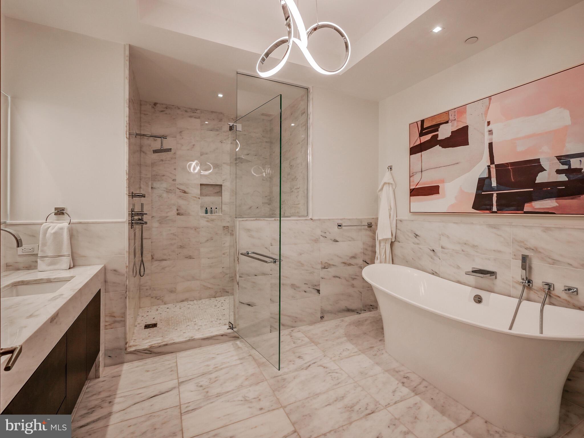FOUR SEASONS PRIVATE RESIDENCES - Residential