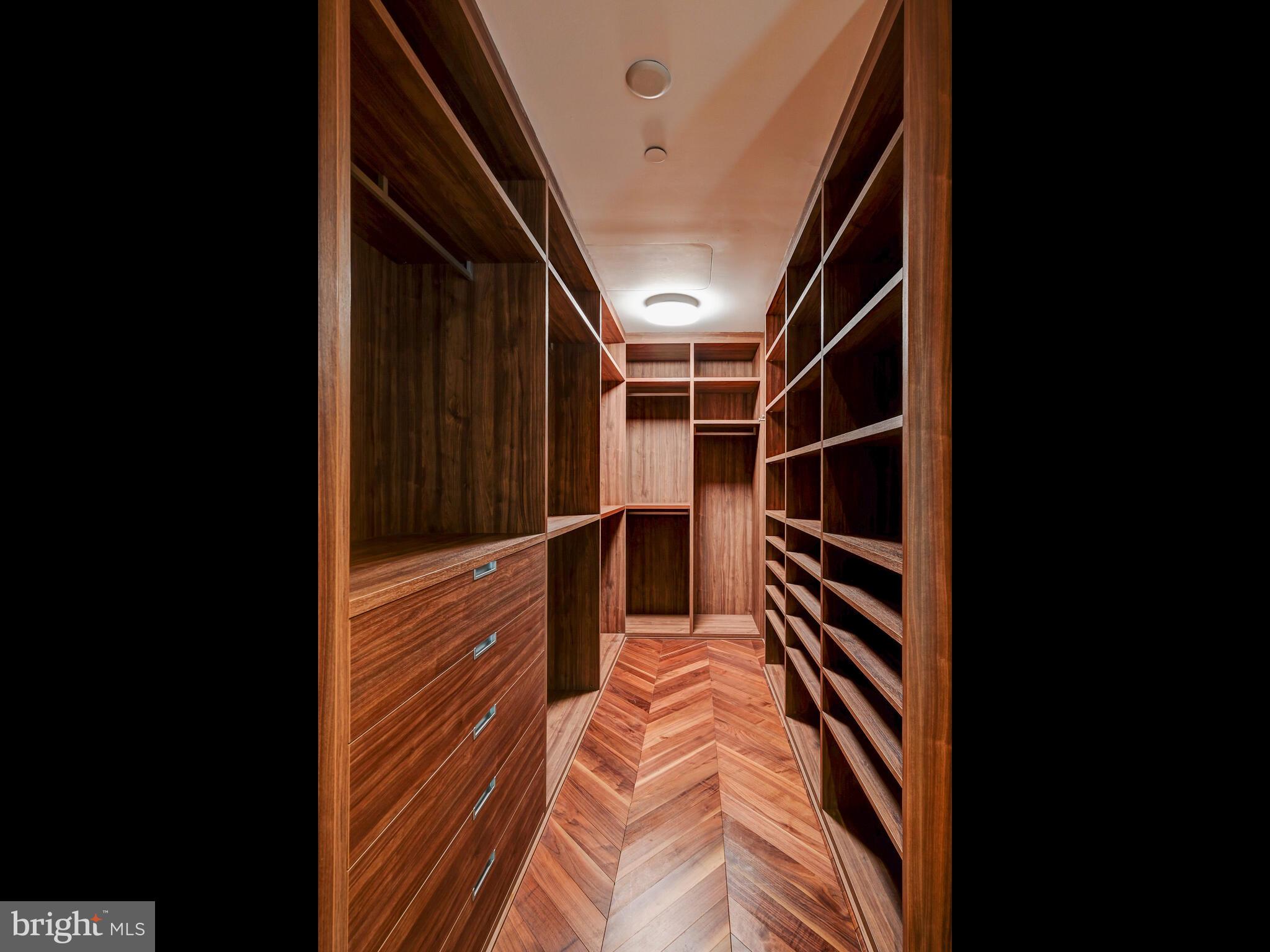 FOUR SEASONS PRIVATE RESIDENCES - Residential