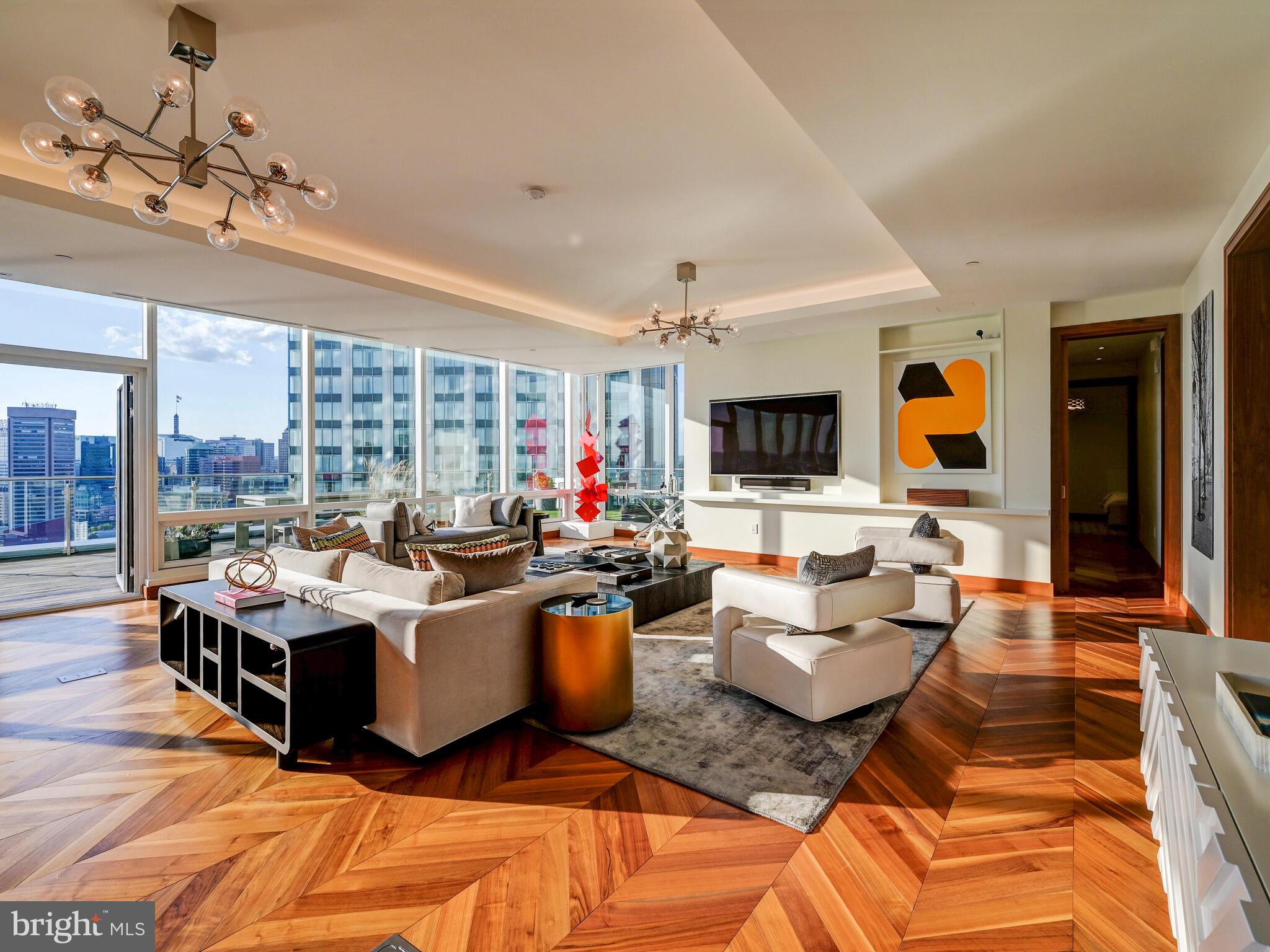 FOUR SEASONS PRIVATE RESIDENCES - Residential