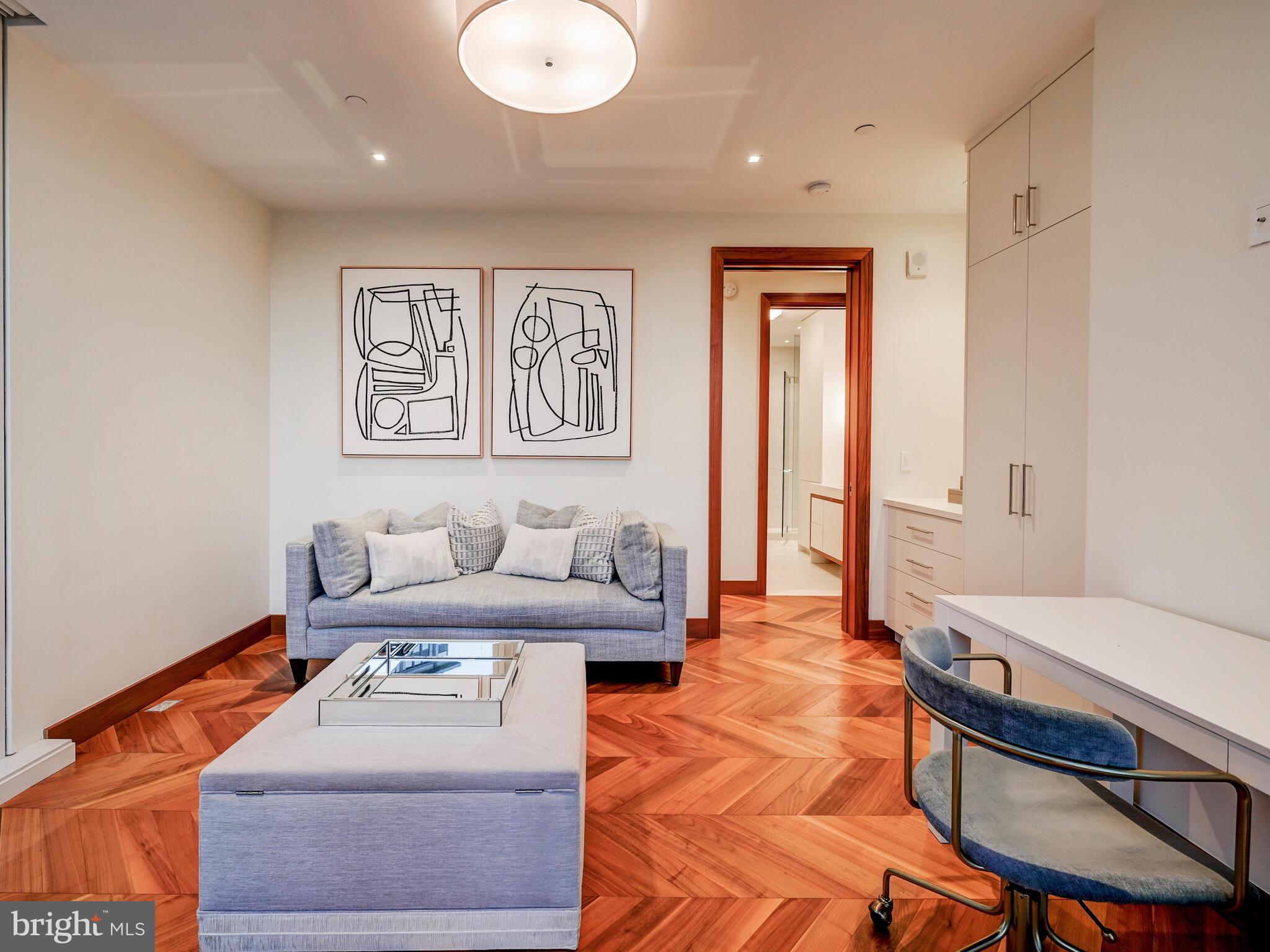 FOUR SEASONS PRIVATE RESIDENCES - Residential