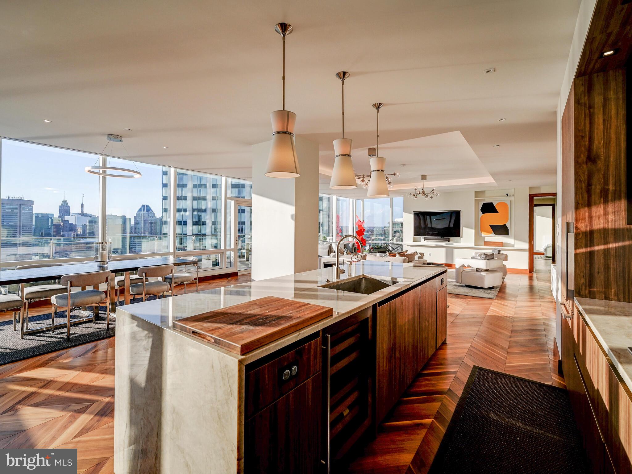FOUR SEASONS PRIVATE RESIDENCES - Residential