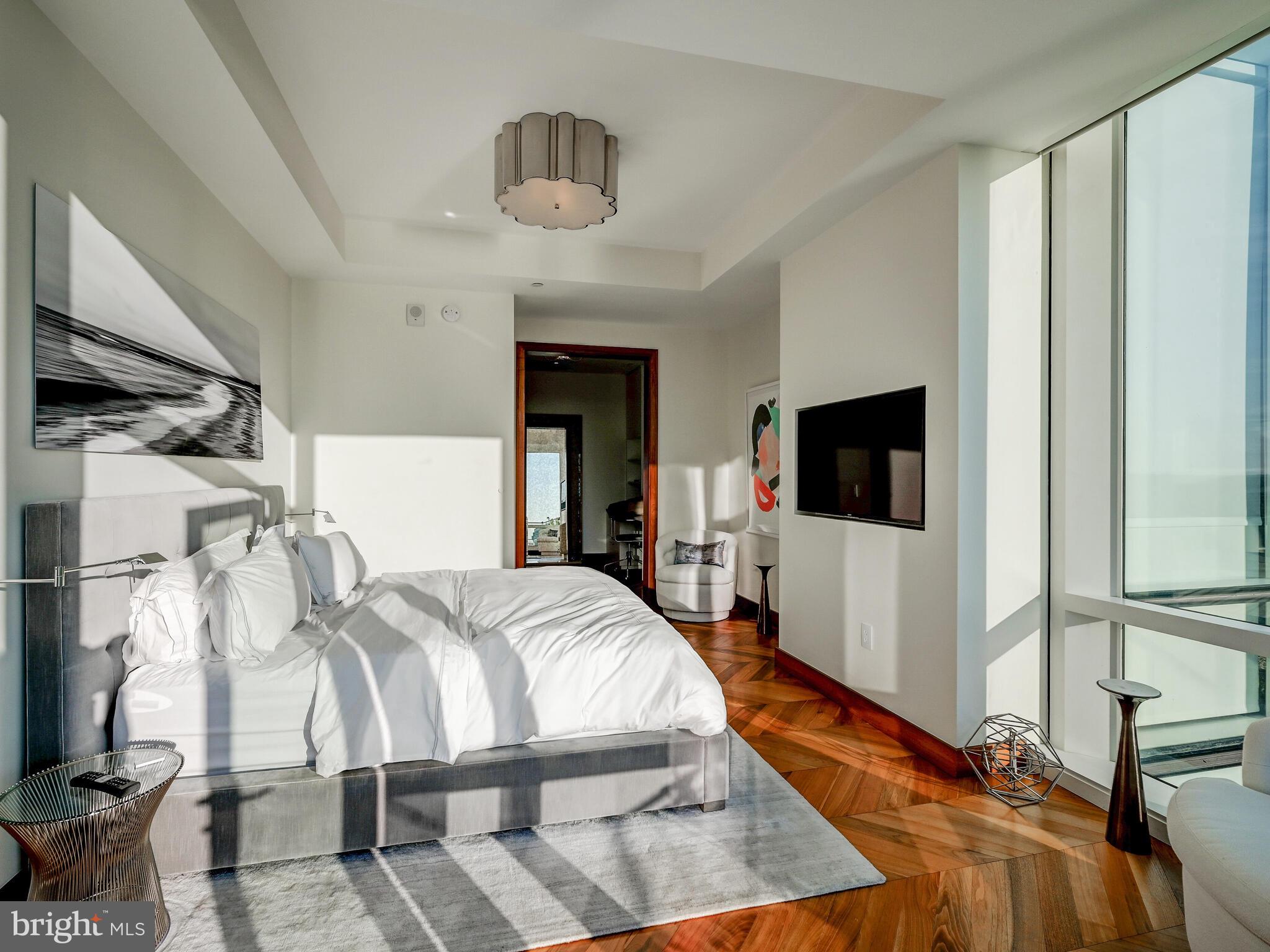 FOUR SEASONS PRIVATE RESIDENCES - Residential