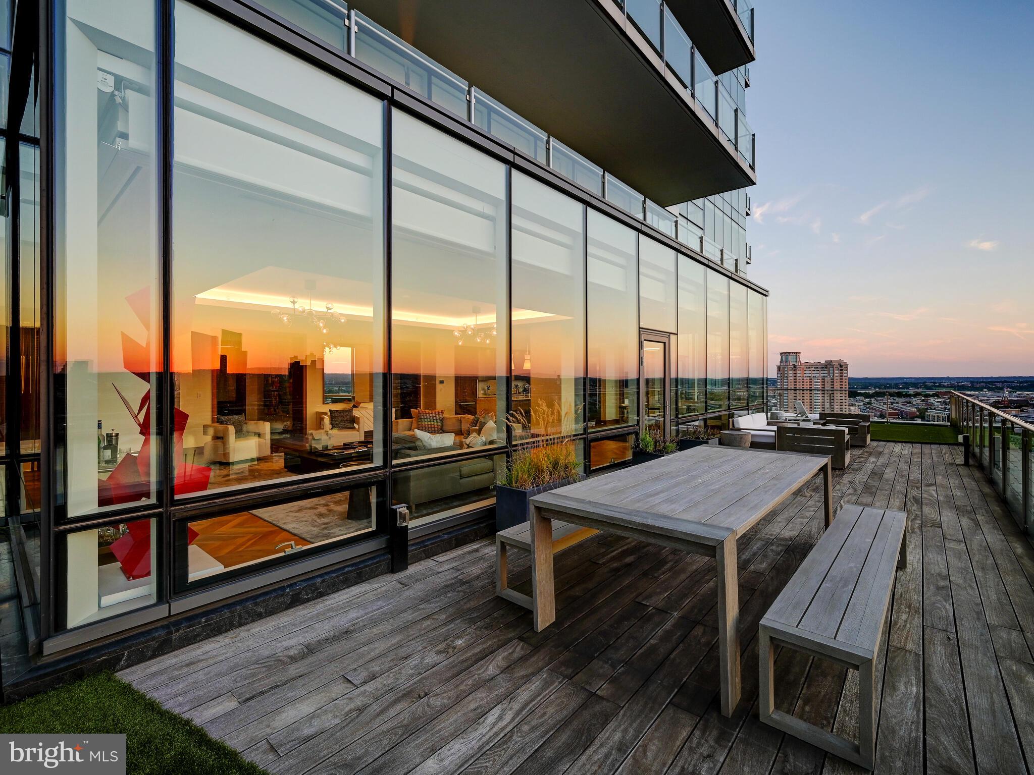 FOUR SEASONS PRIVATE RESIDENCES - Residential