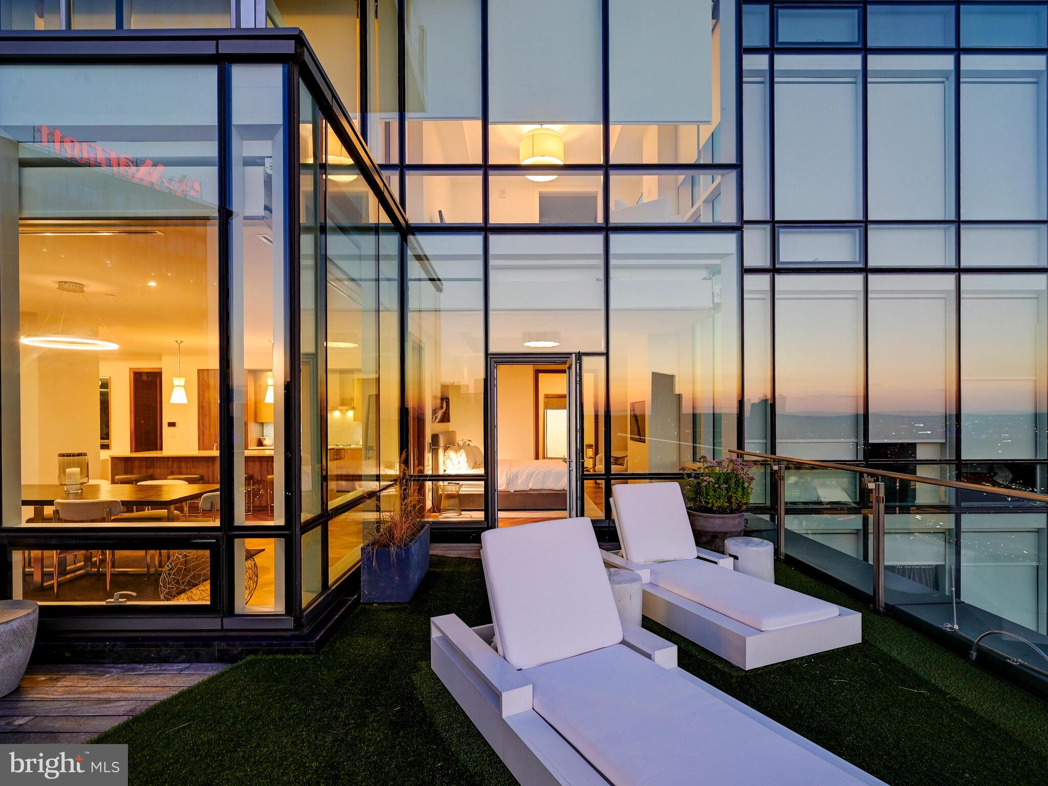 FOUR SEASONS PRIVATE RESIDENCES - Residential