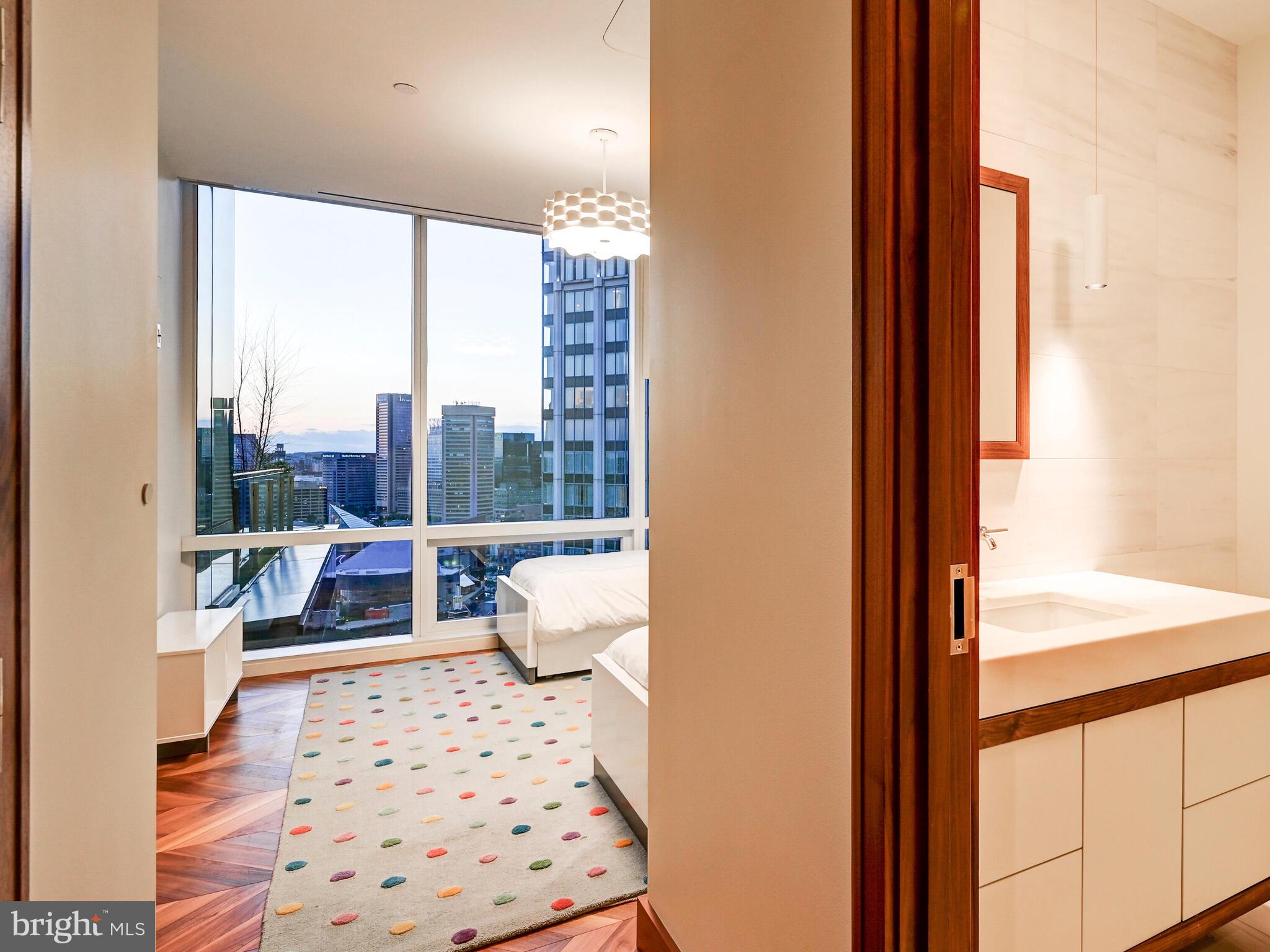 FOUR SEASONS PRIVATE RESIDENCES - Residential