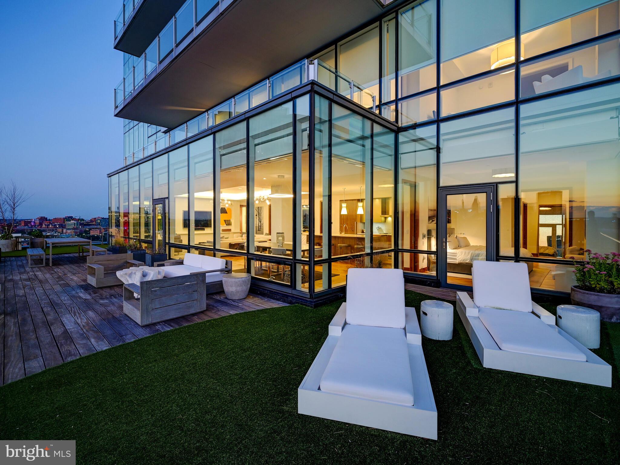 FOUR SEASONS PRIVATE RESIDENCES - Residential