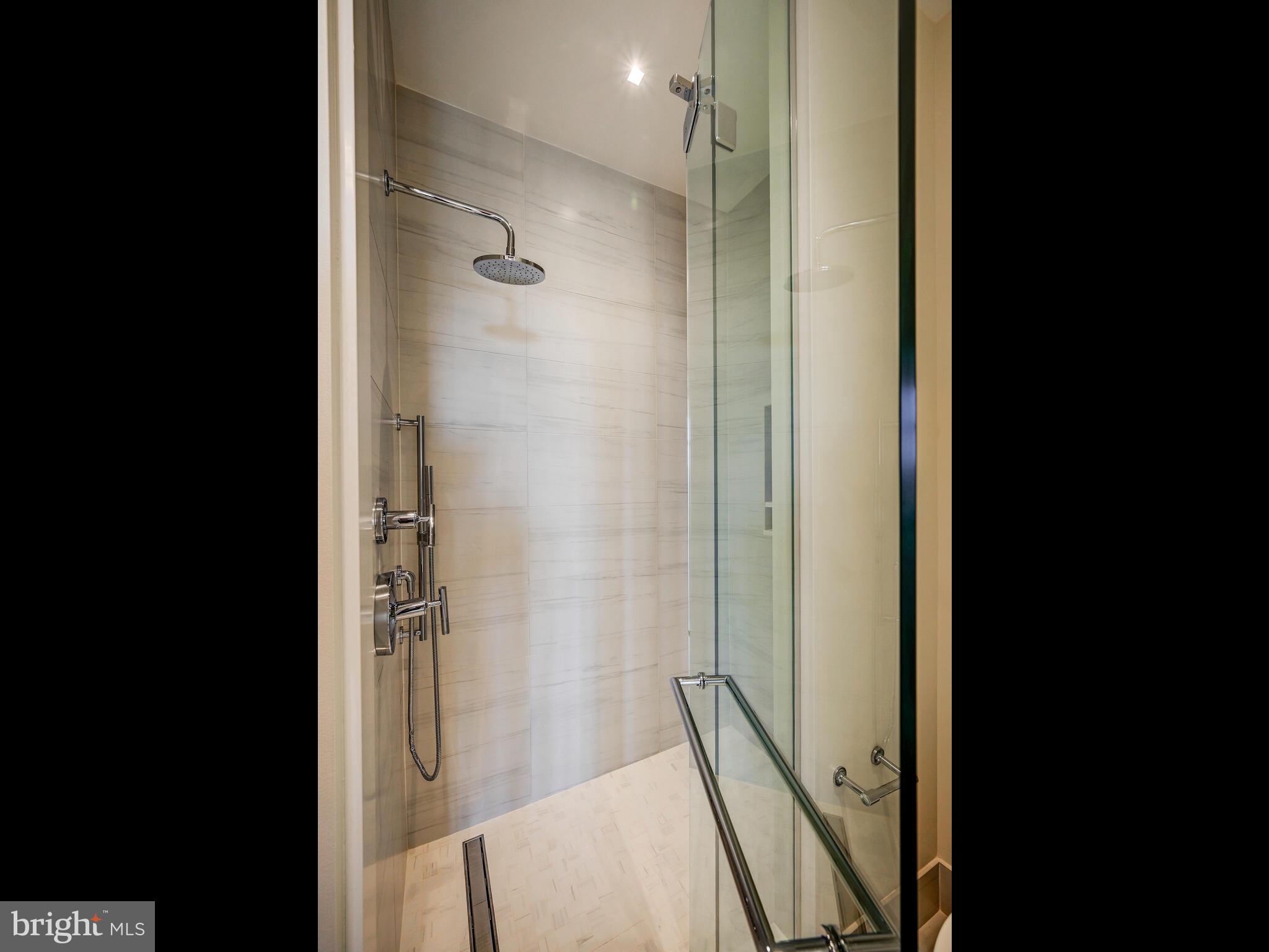 FOUR SEASONS PRIVATE RESIDENCES - Residential