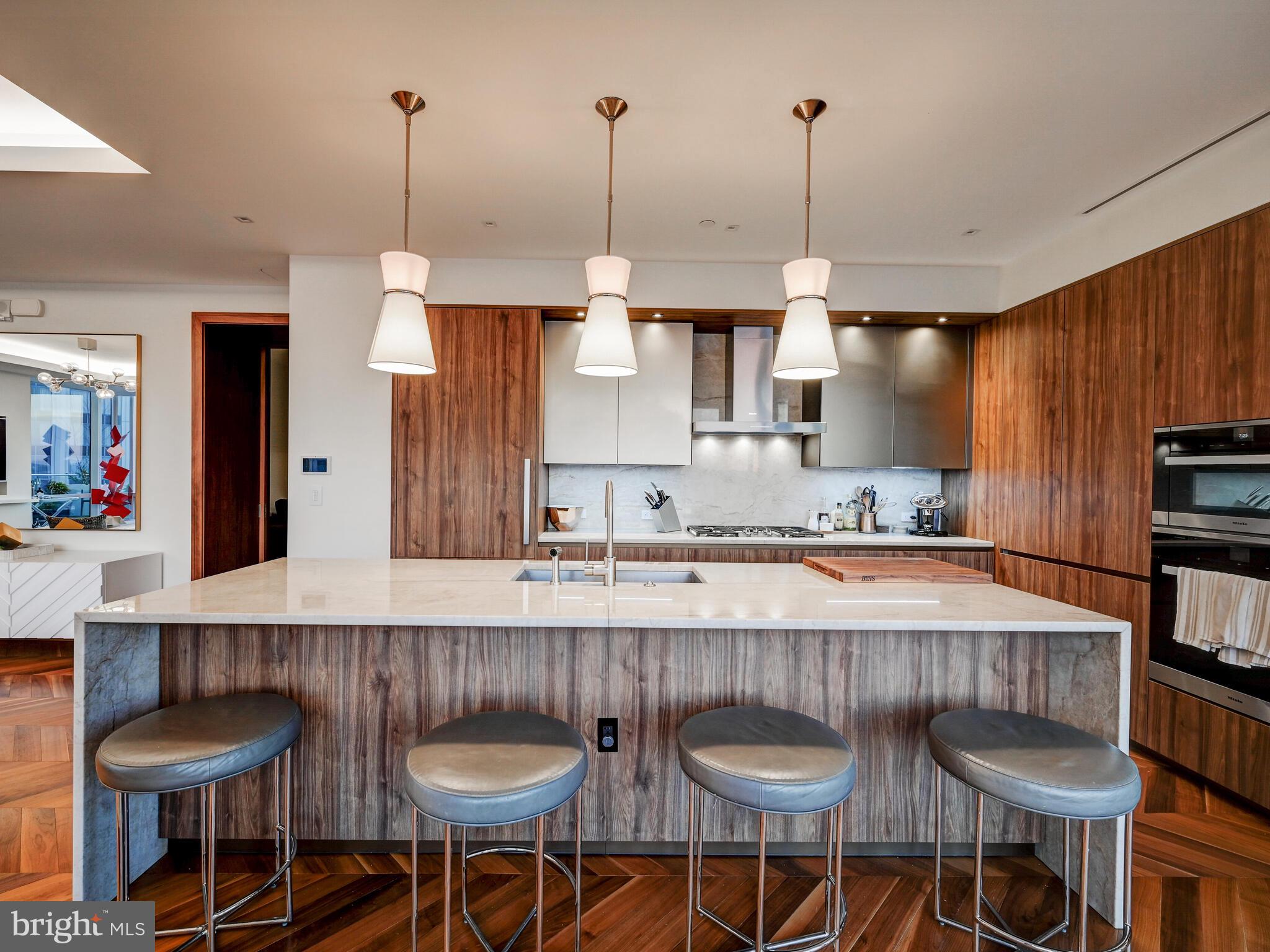 FOUR SEASONS PRIVATE RESIDENCES - Residential