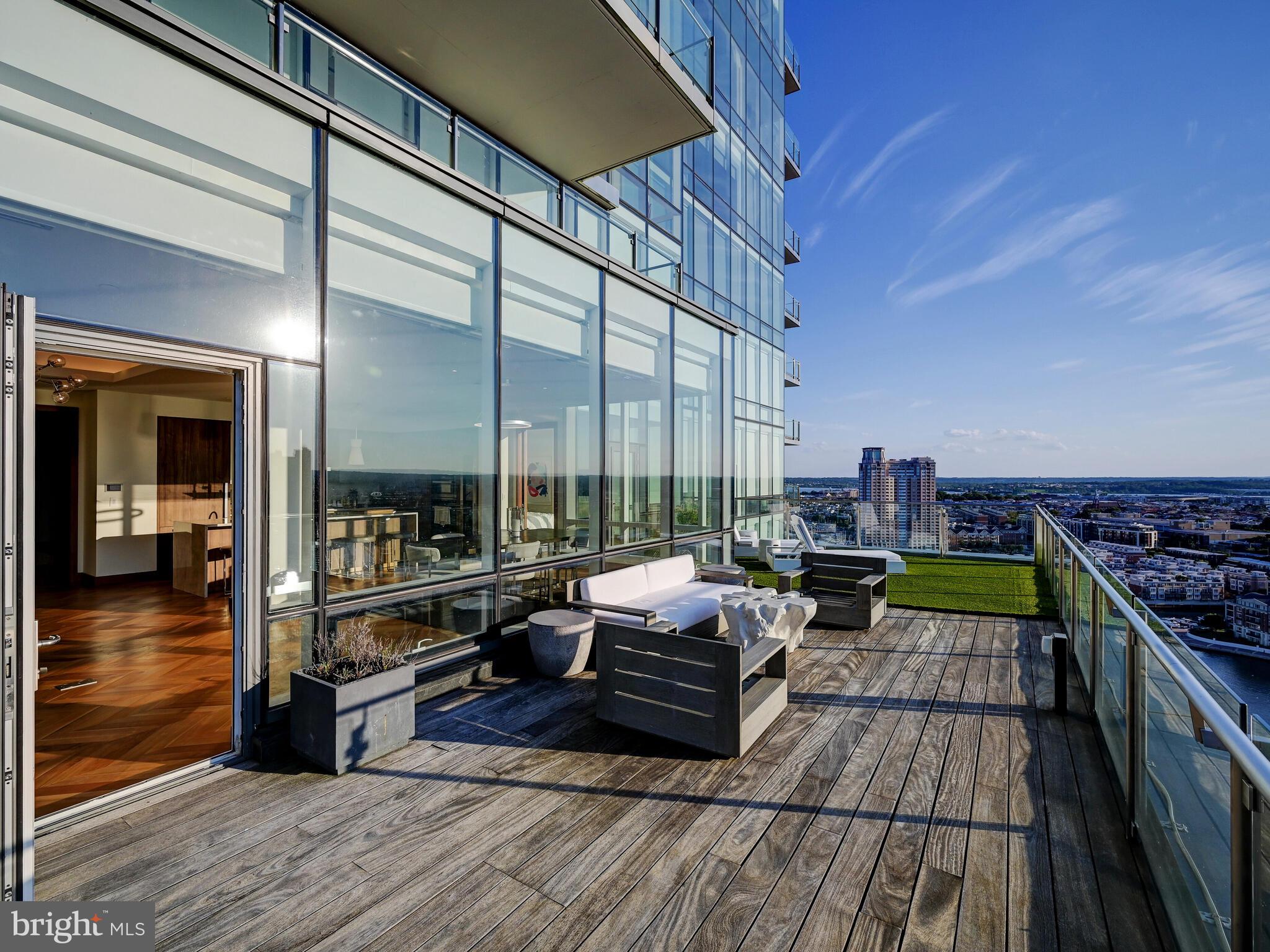 FOUR SEASONS PRIVATE RESIDENCES - Residential