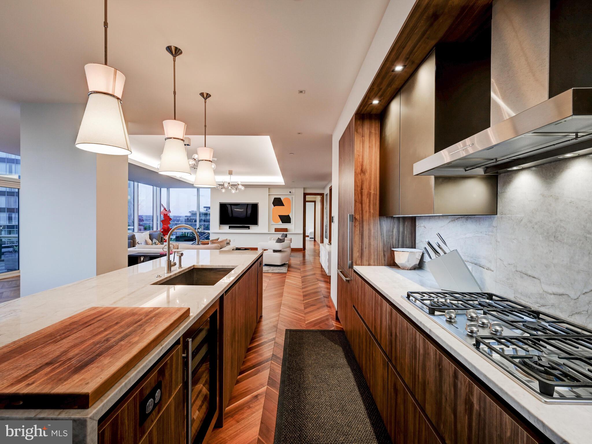 FOUR SEASONS PRIVATE RESIDENCES - Residential