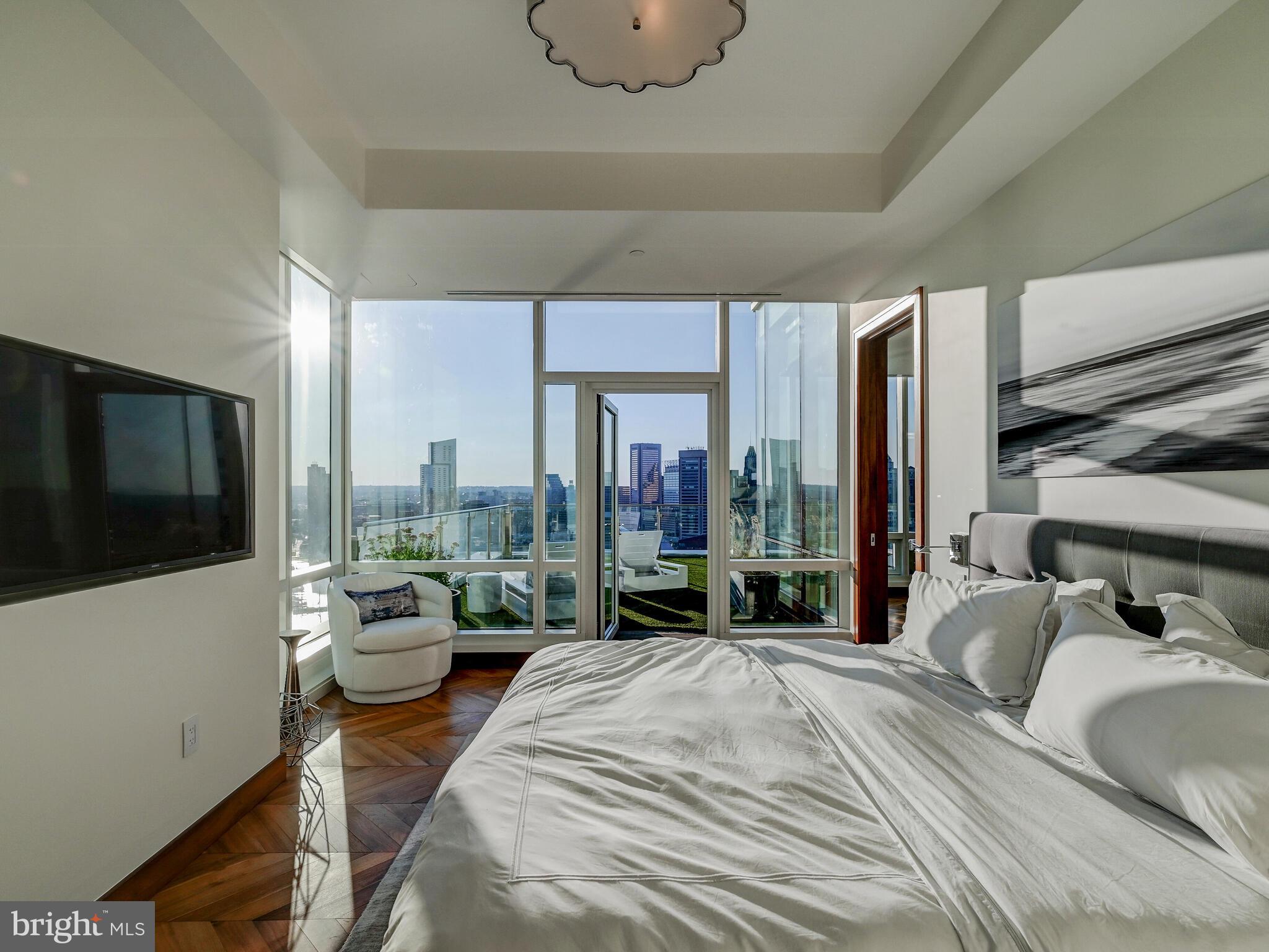 FOUR SEASONS PRIVATE RESIDENCES - Residential