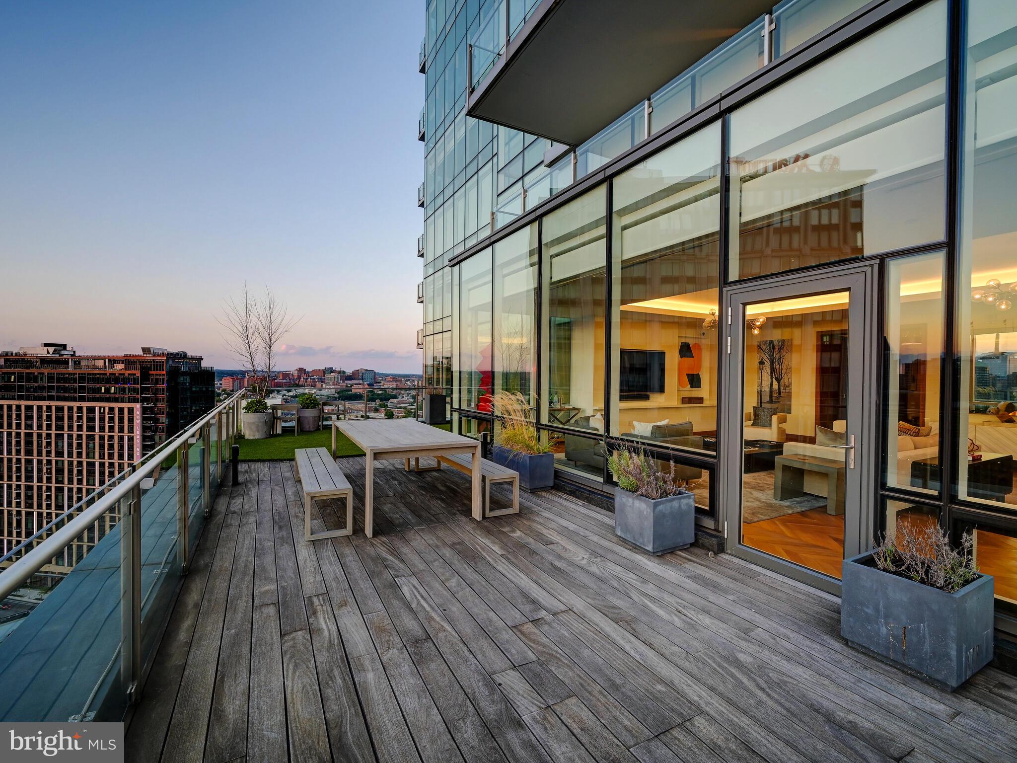 FOUR SEASONS PRIVATE RESIDENCES - Residential