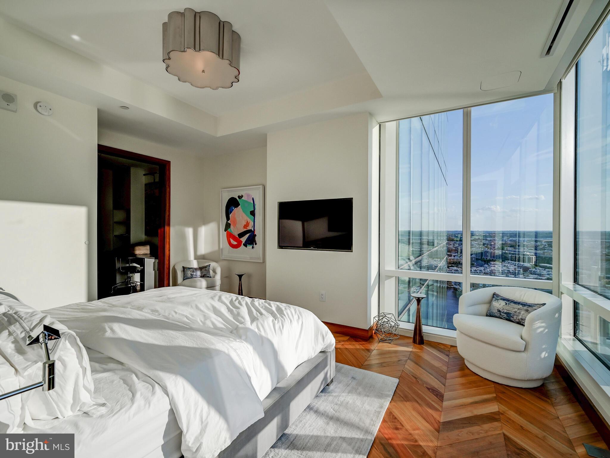 FOUR SEASONS PRIVATE RESIDENCES - Residential