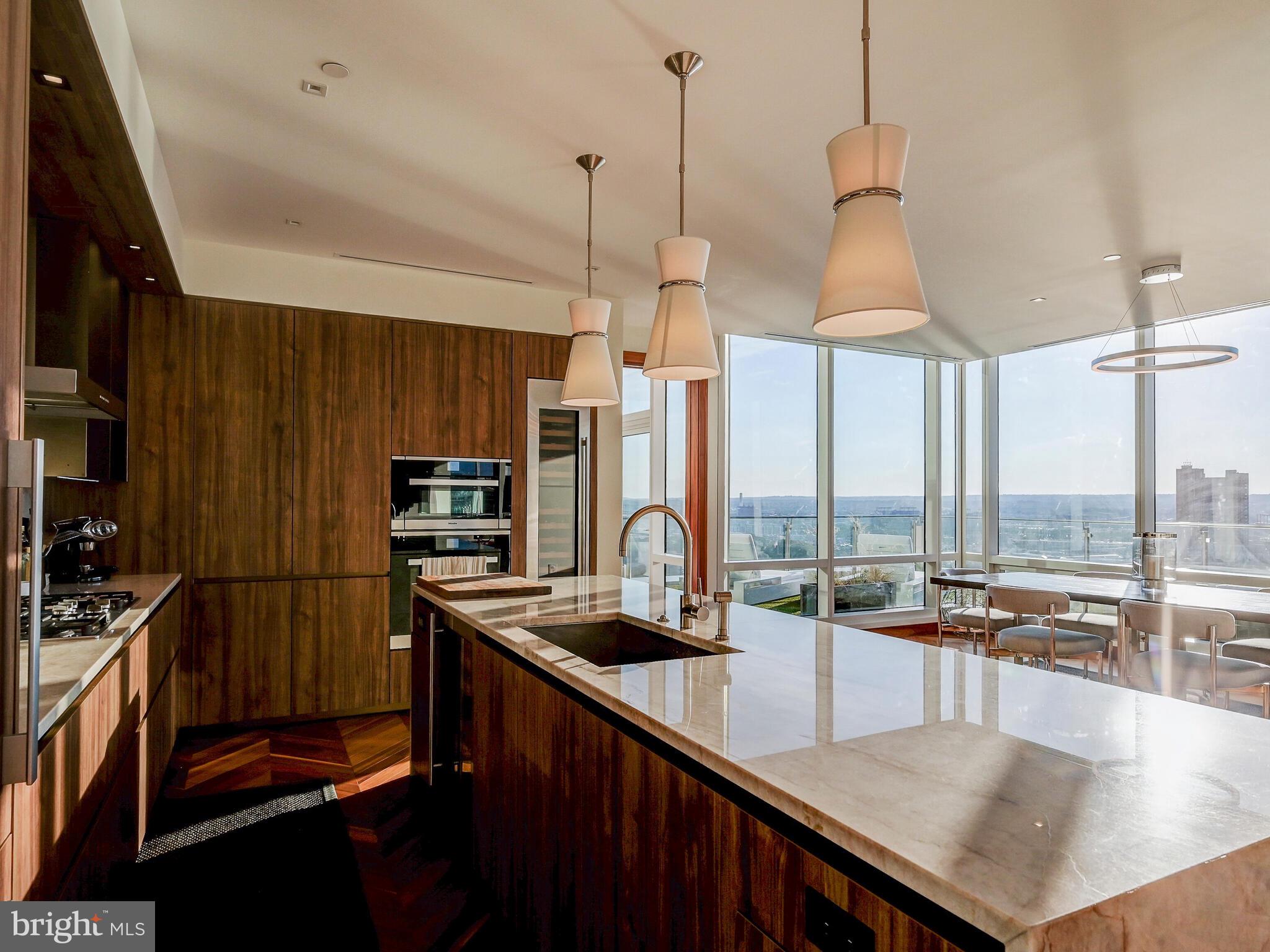 FOUR SEASONS PRIVATE RESIDENCES - Residential