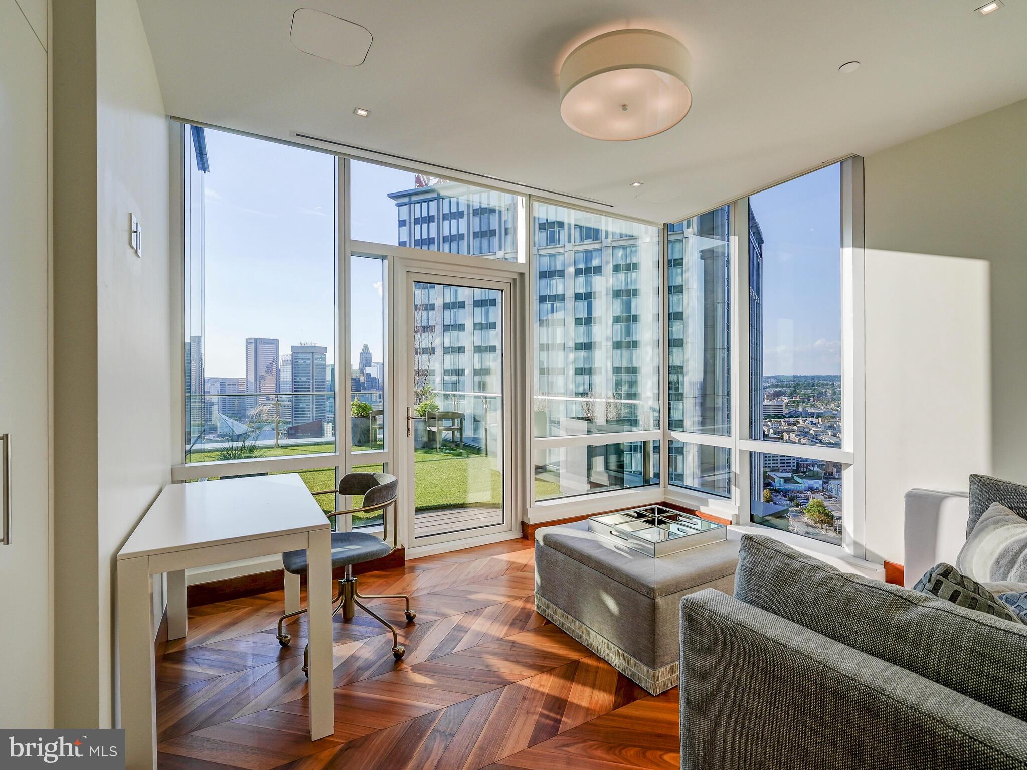 FOUR SEASONS PRIVATE RESIDENCES - Residential