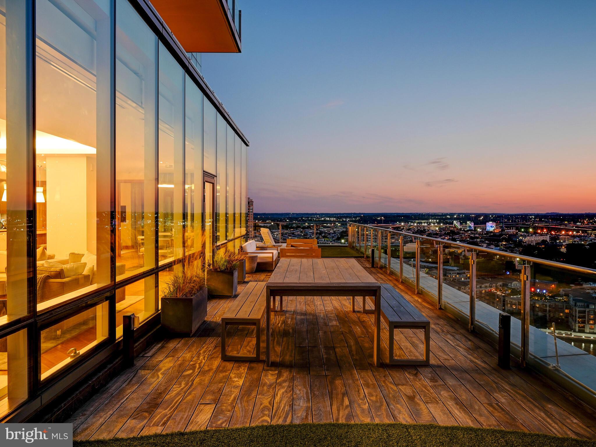 FOUR SEASONS PRIVATE RESIDENCES - Residential