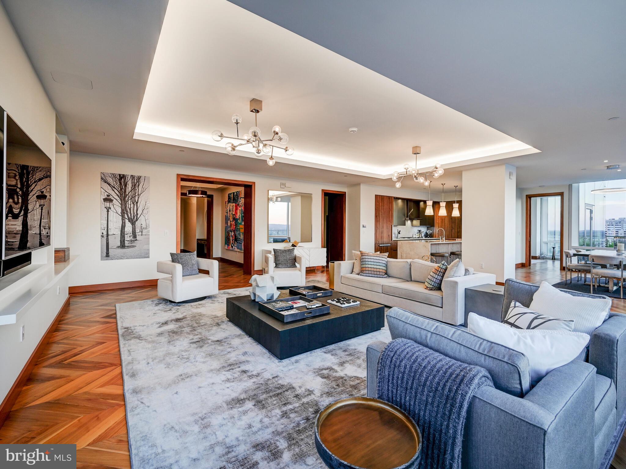 FOUR SEASONS PRIVATE RESIDENCES - Residential