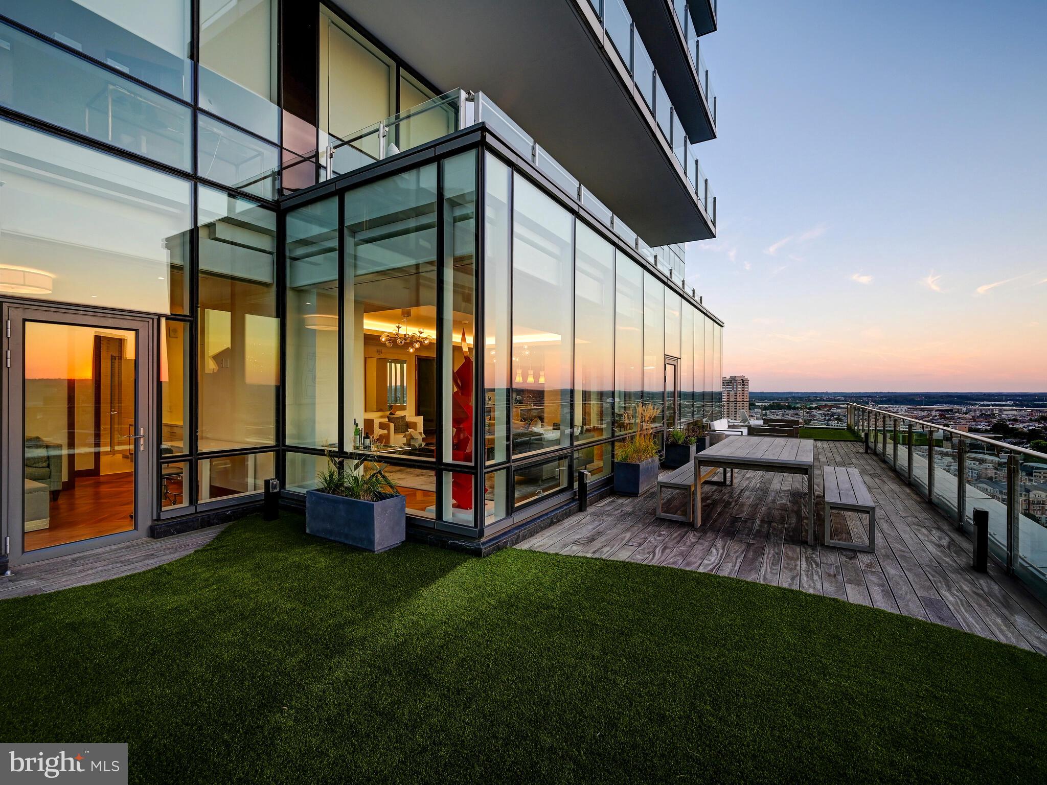 FOUR SEASONS PRIVATE RESIDENCES - Residential