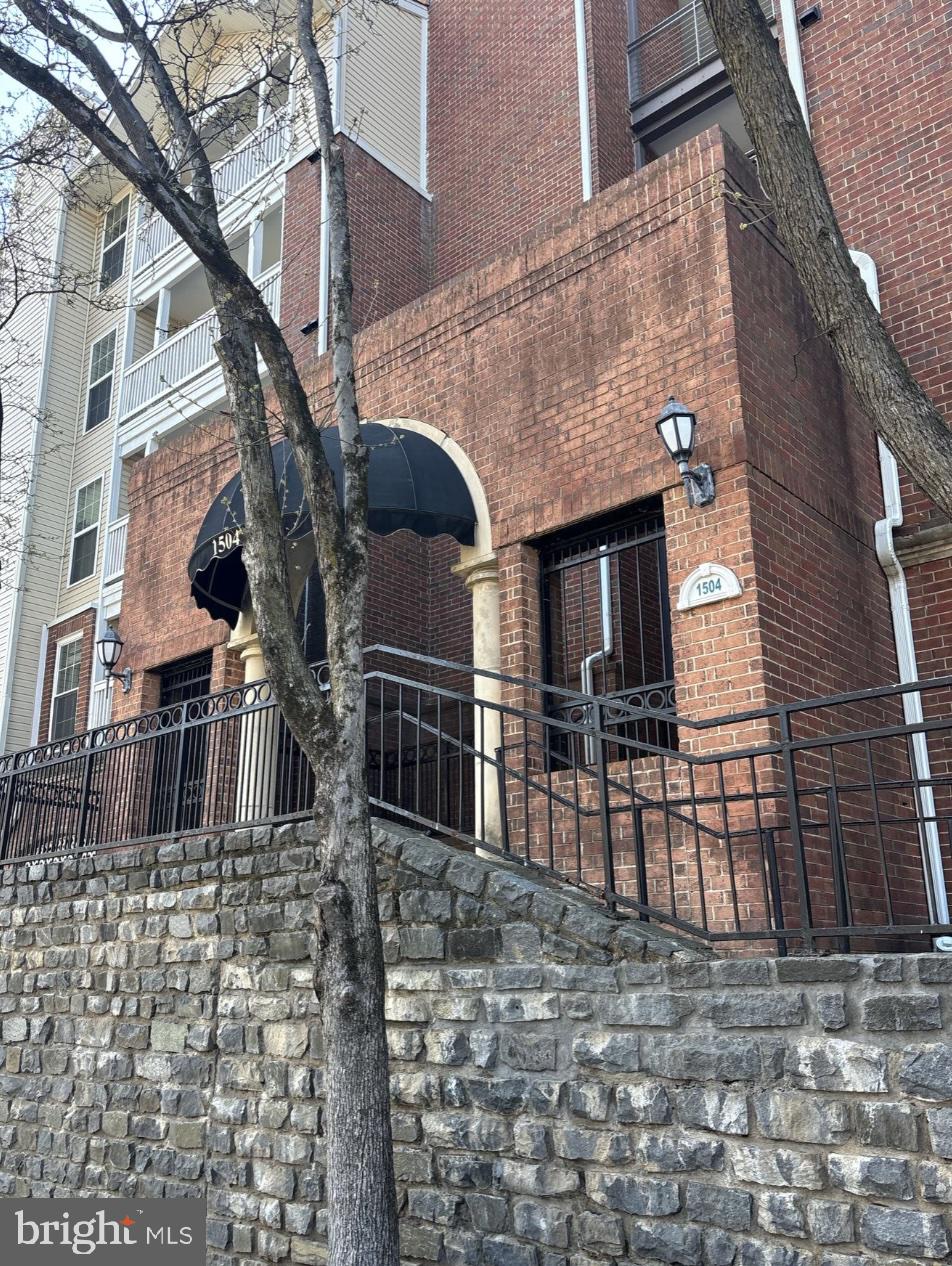 Investor Opportunity -- Conveniently located  1 bed + 1 Bath Condo in Secure nice community with outdoor patio space, 1 parking space in a covered garage, convenient to TYSONS Corner, Community Features: Nice Pool, Sauna, Gym, Community Areas, Car Wash Area with vacuum, great food options nearby -- Tenant Occupied - Selling with Tenant in Place.....call LA w/ ?'s....