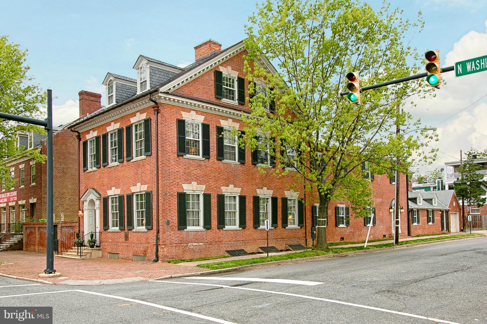 A fine Georgian home, the Edmund Jennings Lee House, boasts a deeply carved Georgian doorframe, original hand-blown & etched light fixture hung from hand-plastered tobacco leaves (homage to Oronoco), ornate 18th century lockplates, a massive drawing room said to be where Lee accepted his military commission, 11'+ foot ceilings, walled courtyard garden, wisteria-covered colonnade, in-ground pool...