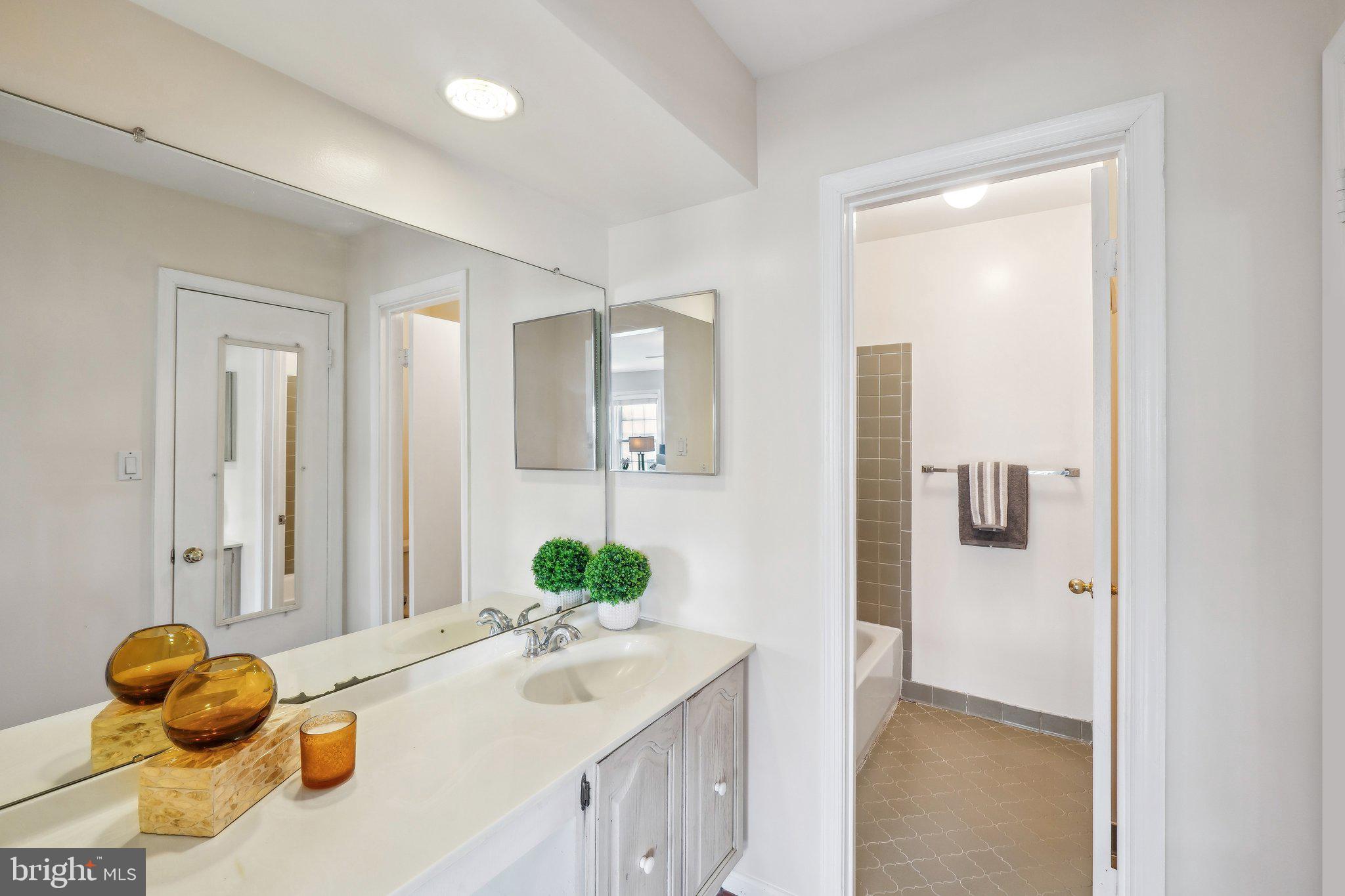 FAIRWAY ISLAND - Residential