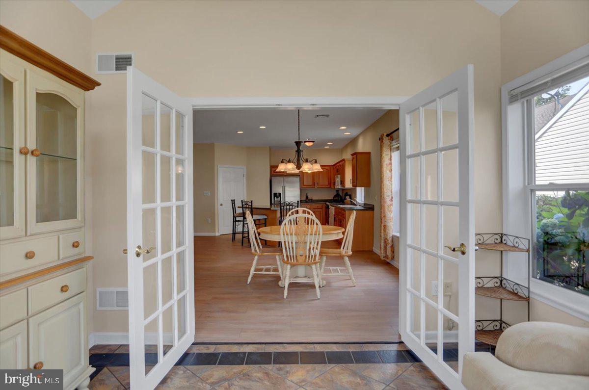 COUNTRY MANOR - Residential