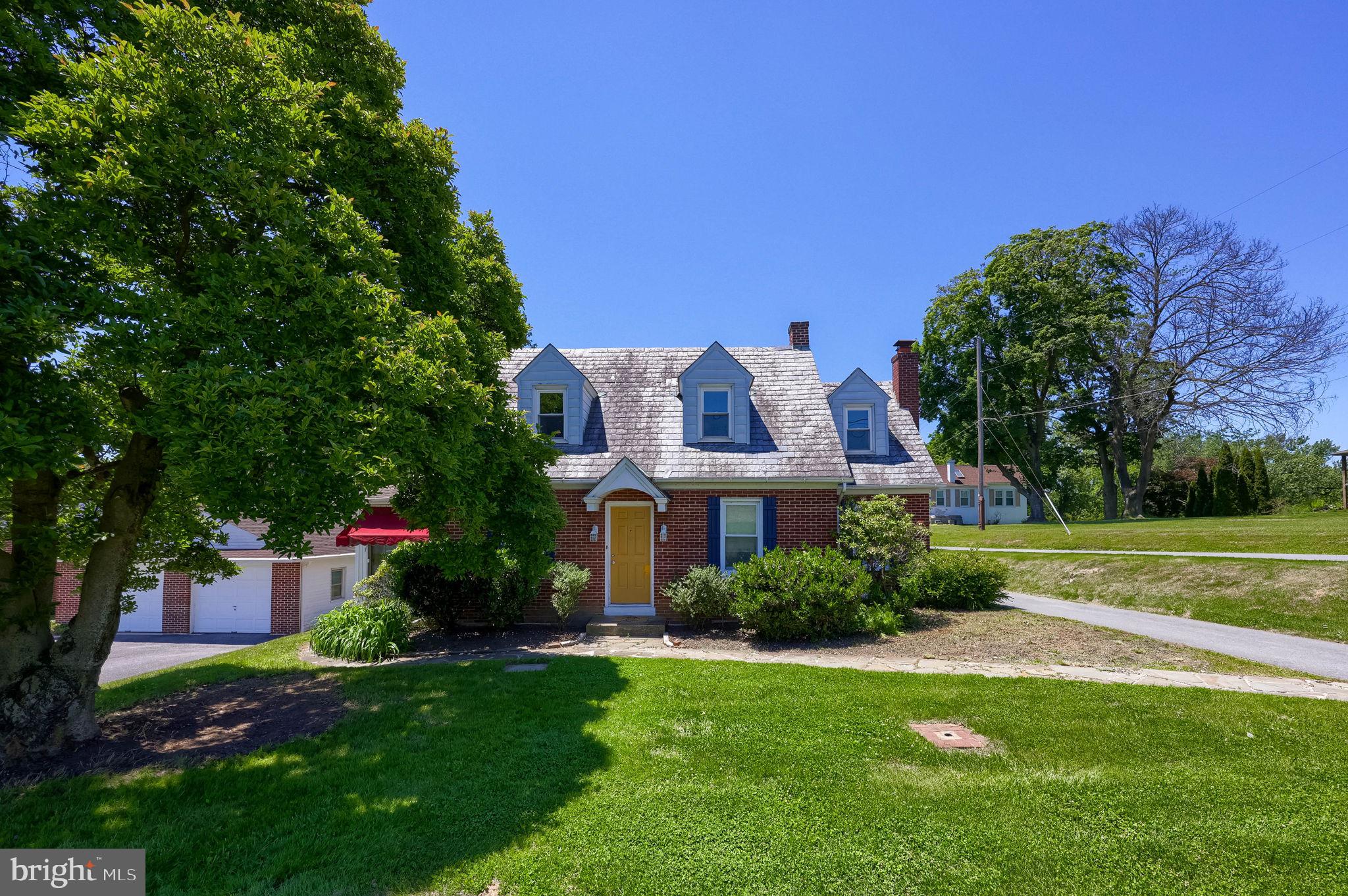 All brick ext., gleaming hardwood floors, built-ins, fireplace in family room, full basement w/ endless storage, slate roof, brand-new heat pump & central A/C, new hot water heater, storage shed, ceiling fans, sunroom w/ tile floor, lots of natural light, immediate occupancy.