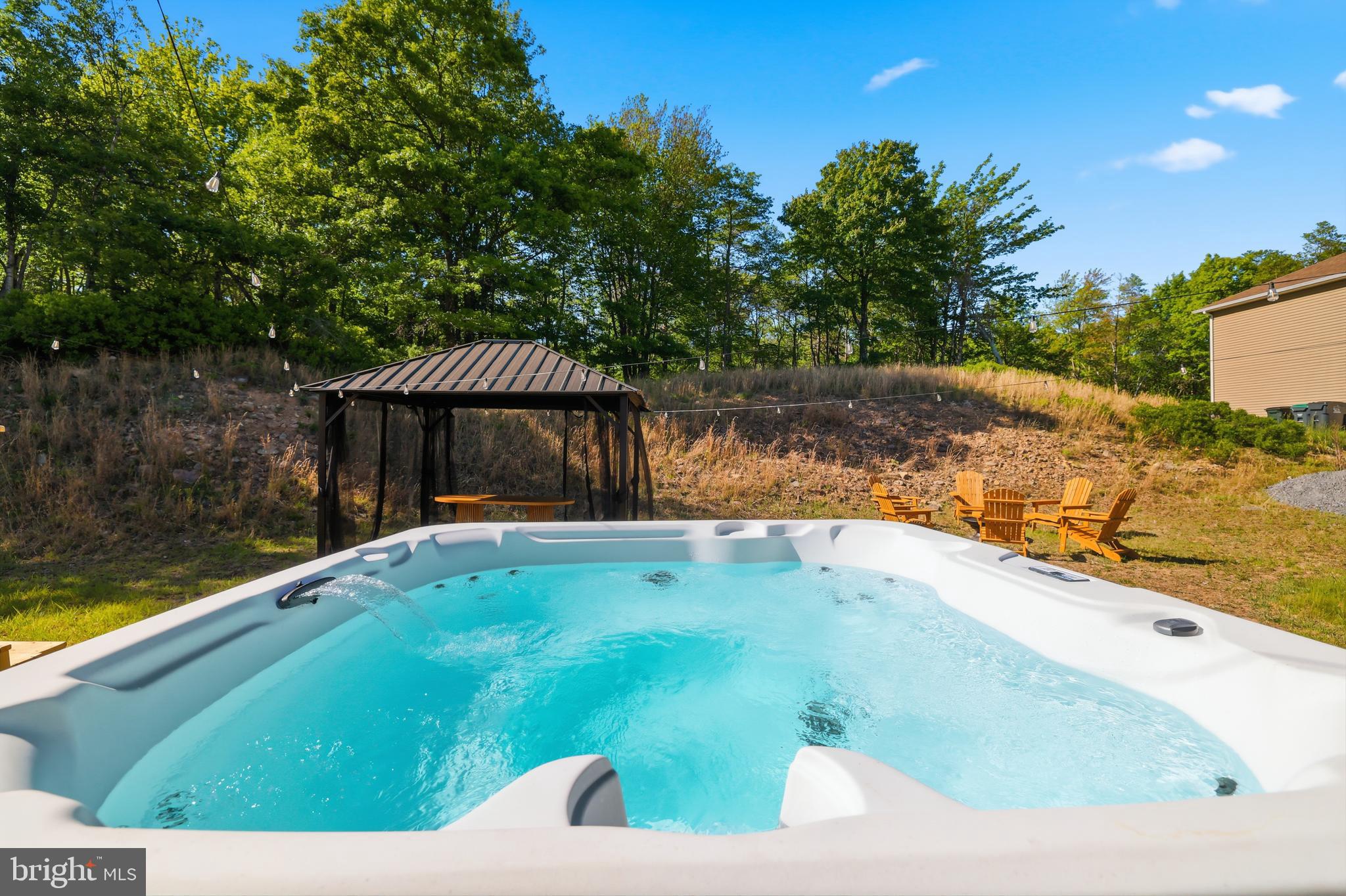 EMERALD LAKES - Residential