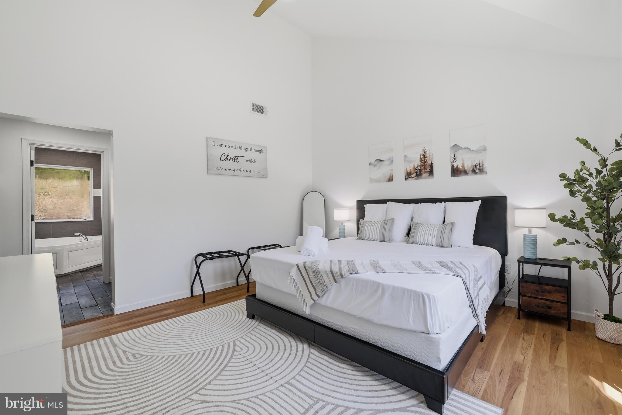 EMERALD LAKES - Residential