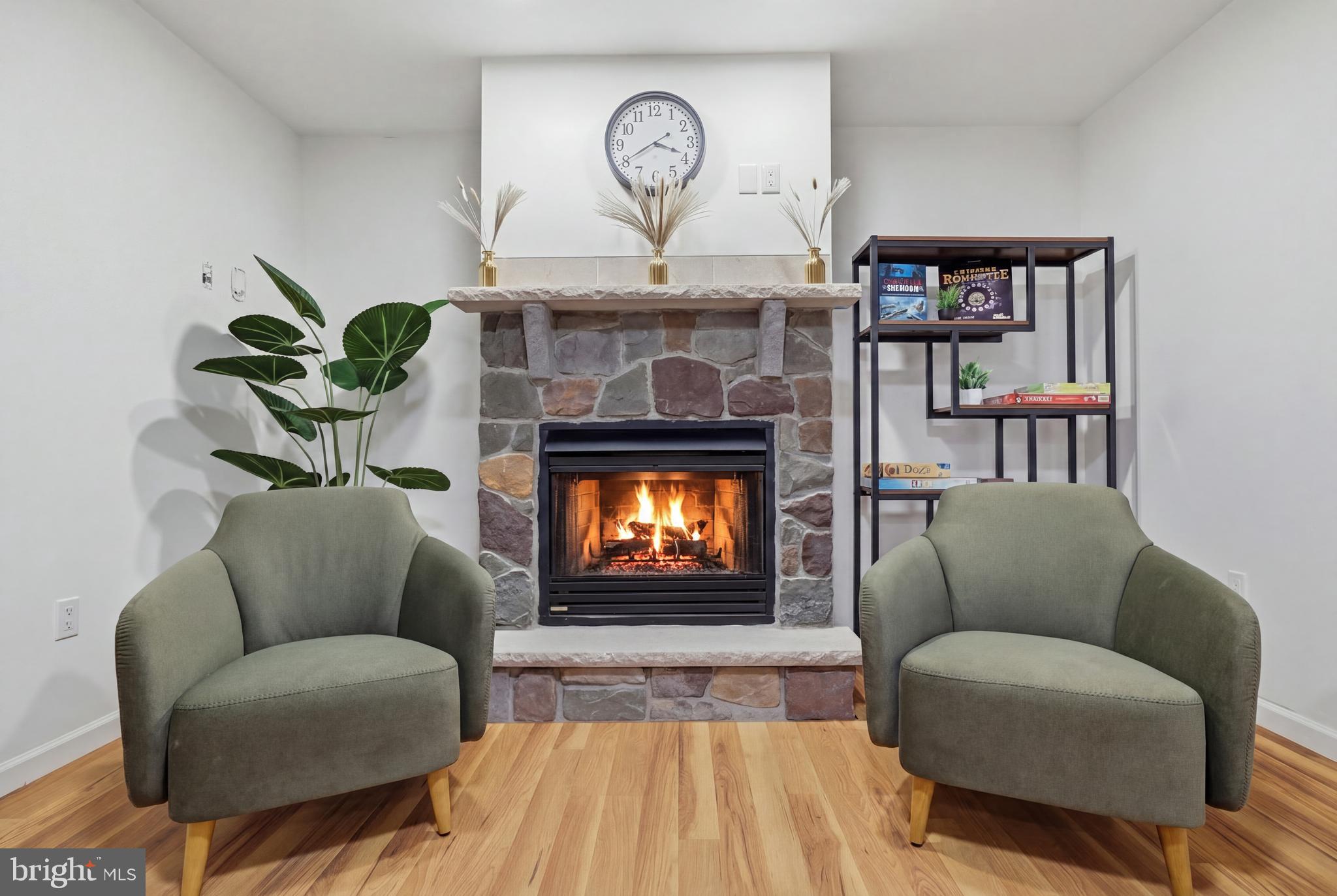 EMERALD LAKES - Residential