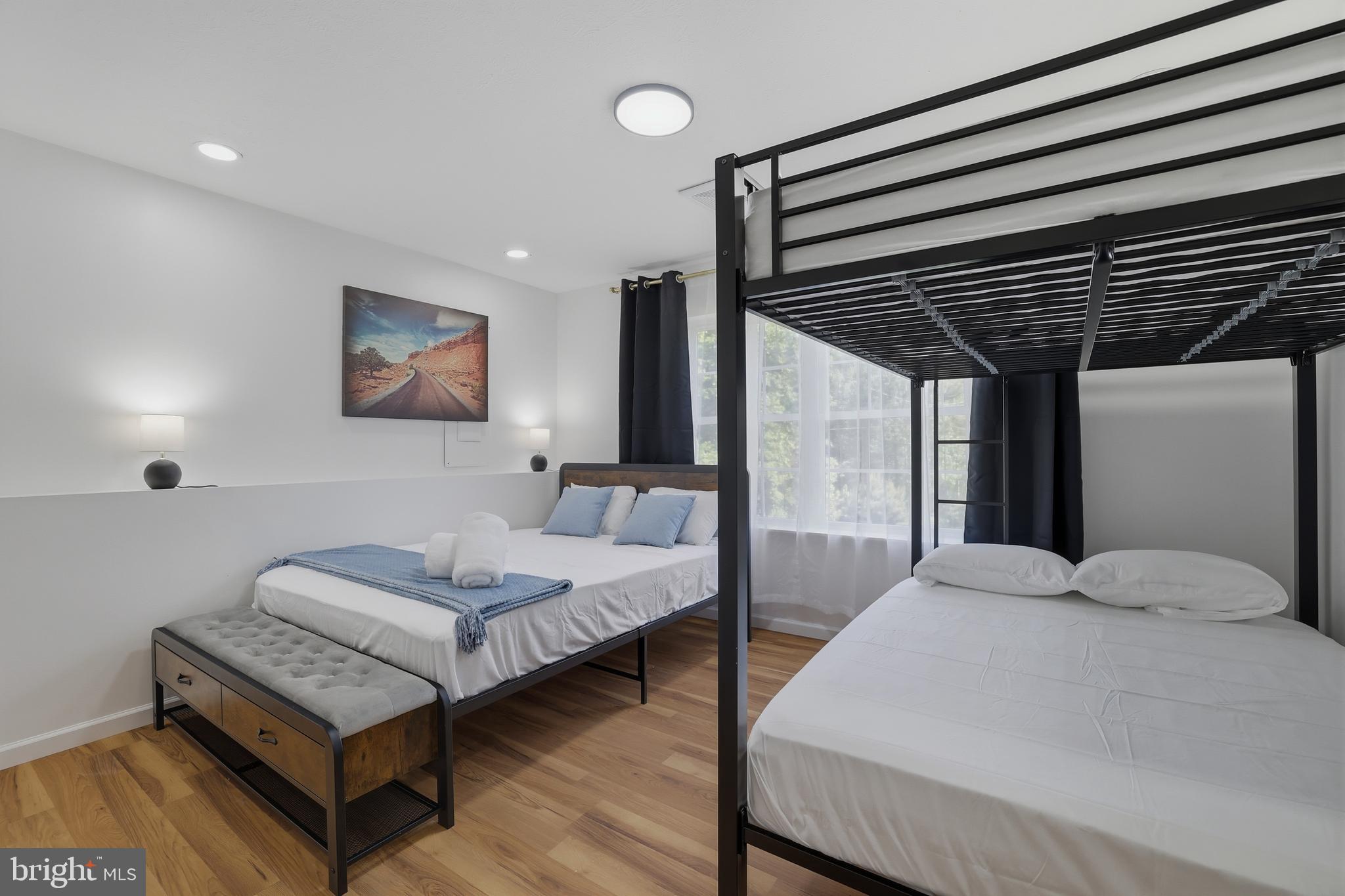 EMERALD LAKES - Residential