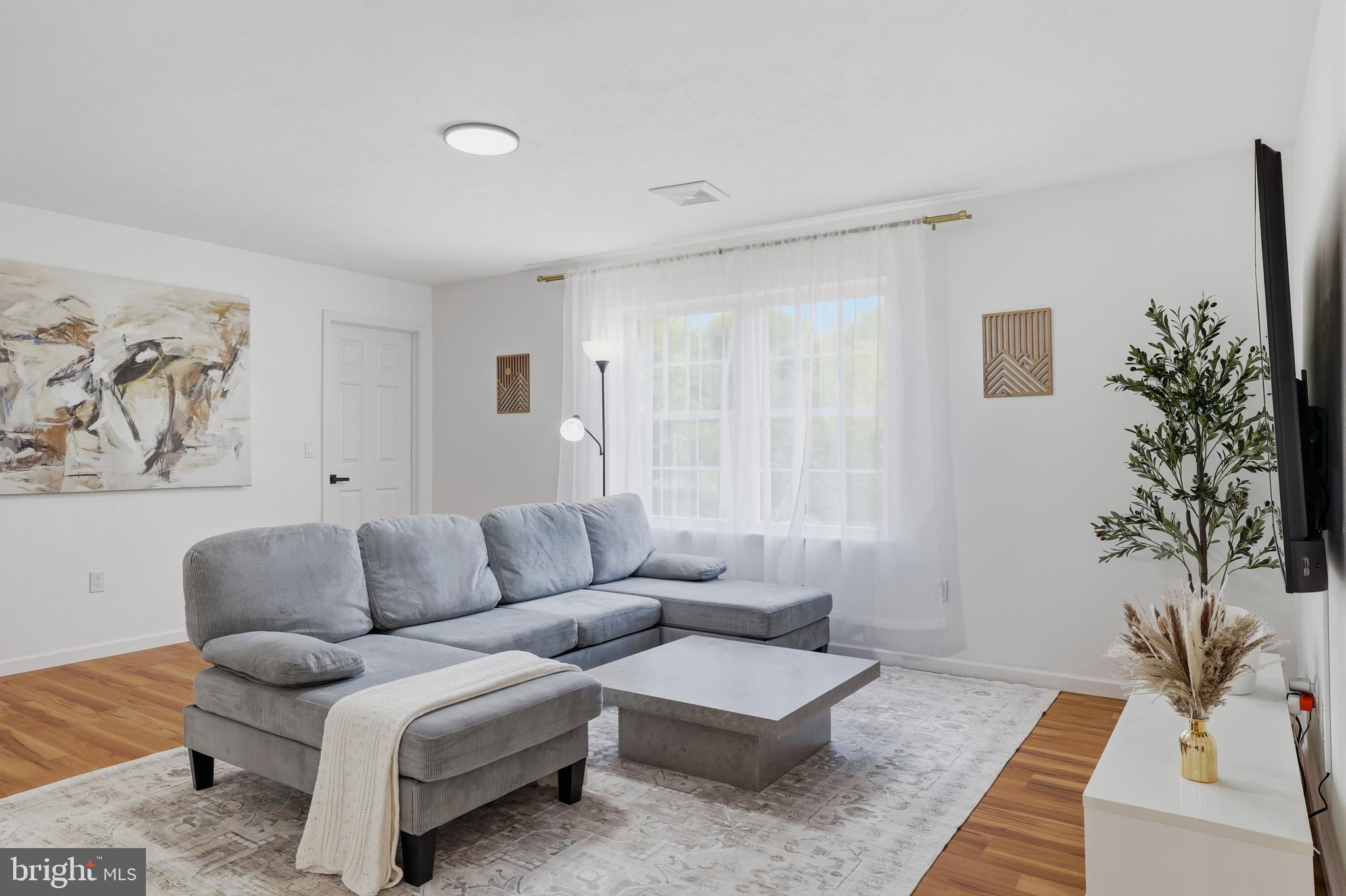 EMERALD LAKES - Residential